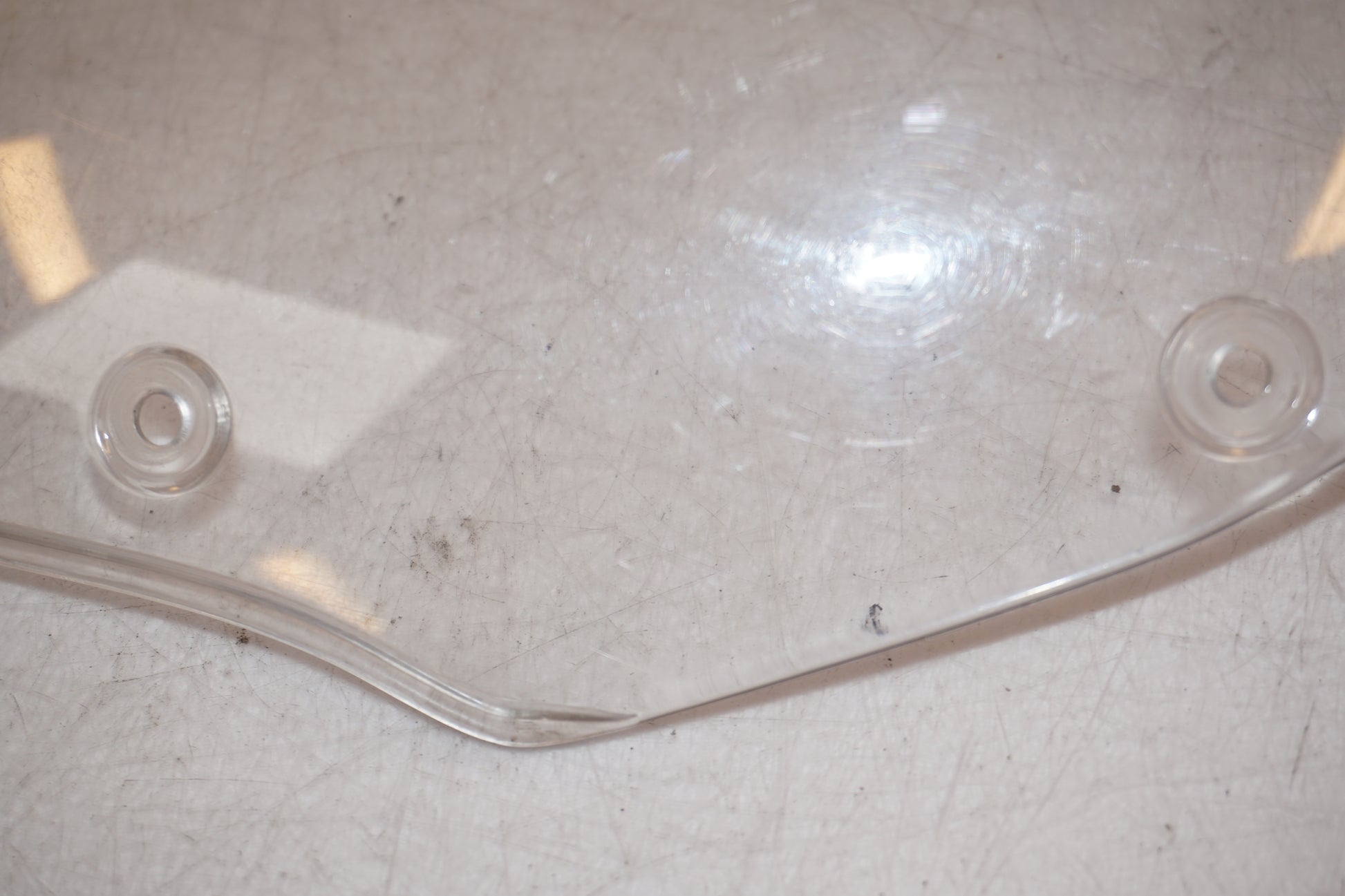 Vänster sida på Vindruta från en Honda XL 700 -2008 motorcykel.