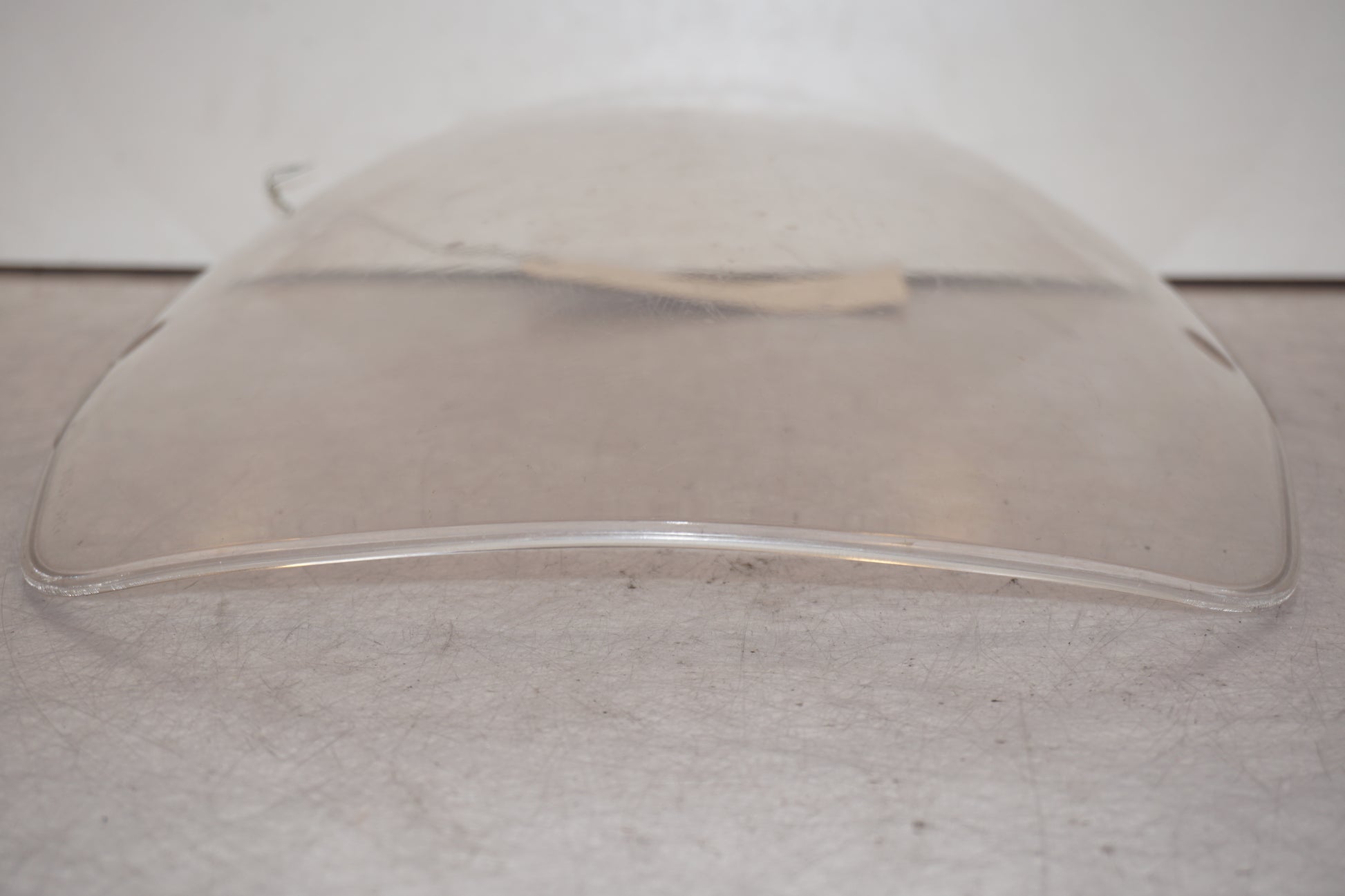 Snett uppifrån på Vindruta från en Honda XL 700 -2008 motorcykel.