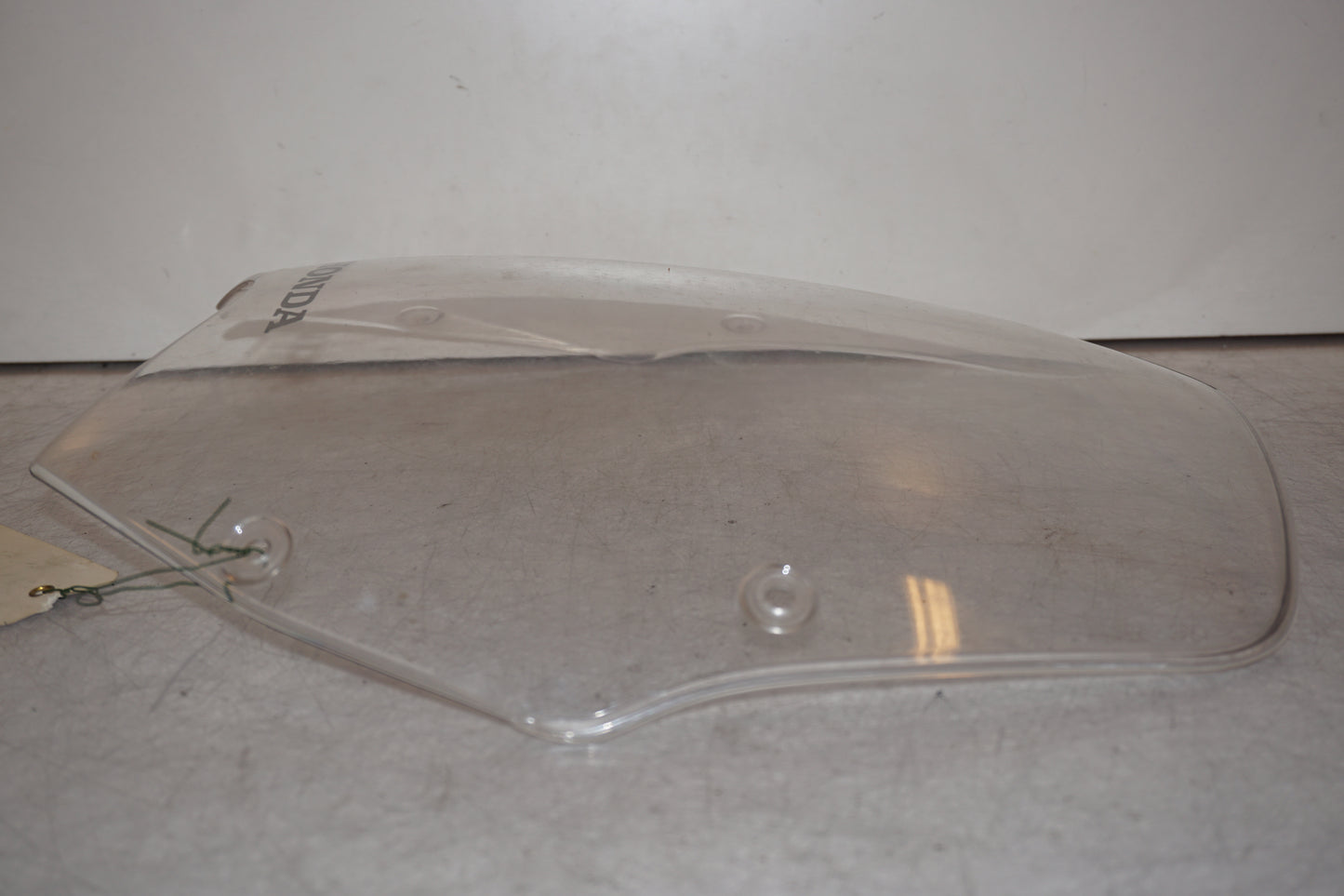 Snett nerifrån på Vindruta från en Honda XL 700 -2008 motorcykel.