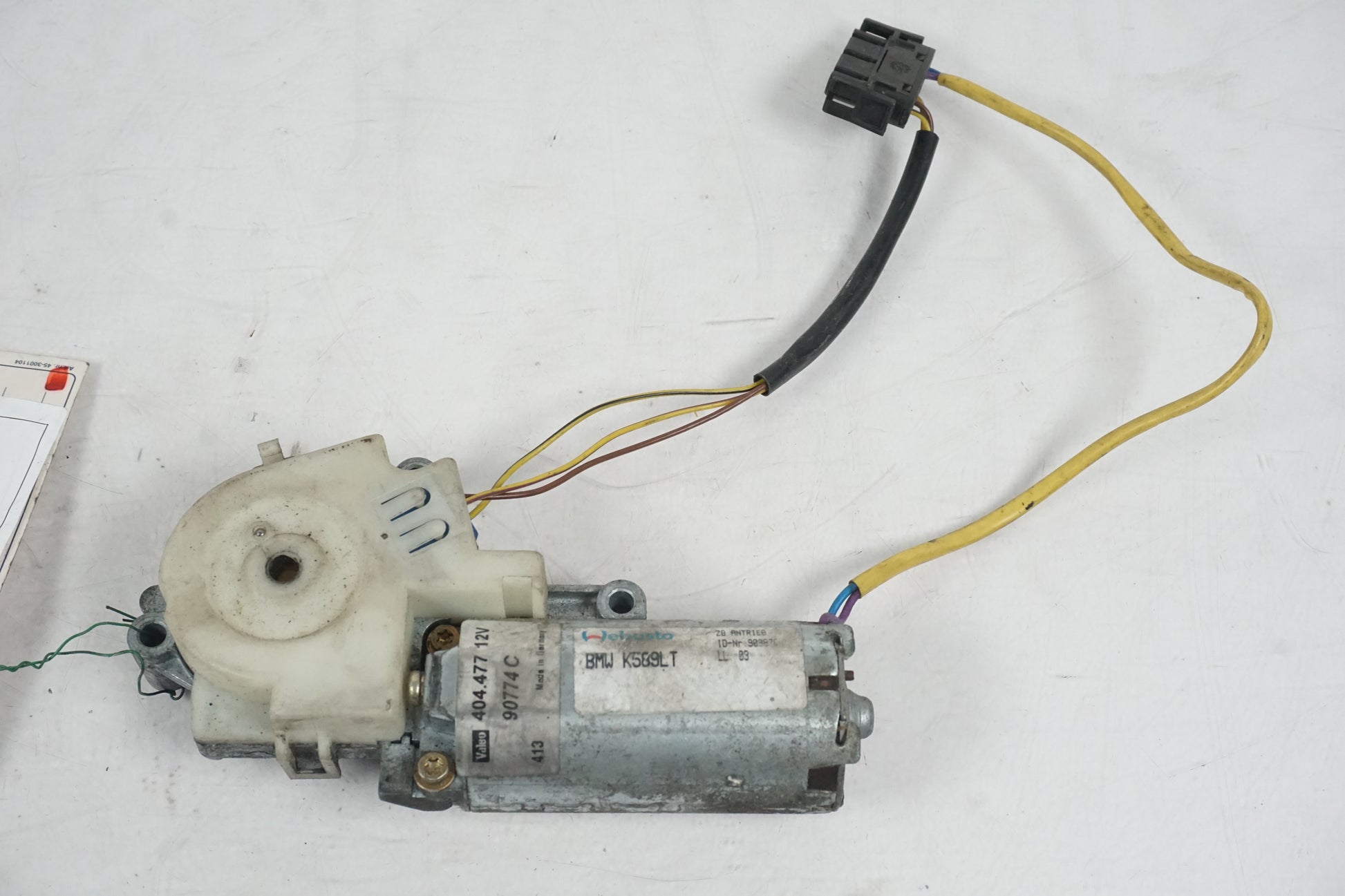 Snett nerifrån på Vindrutemotor från en BMW K 1200 LT -2004 motorcykel.