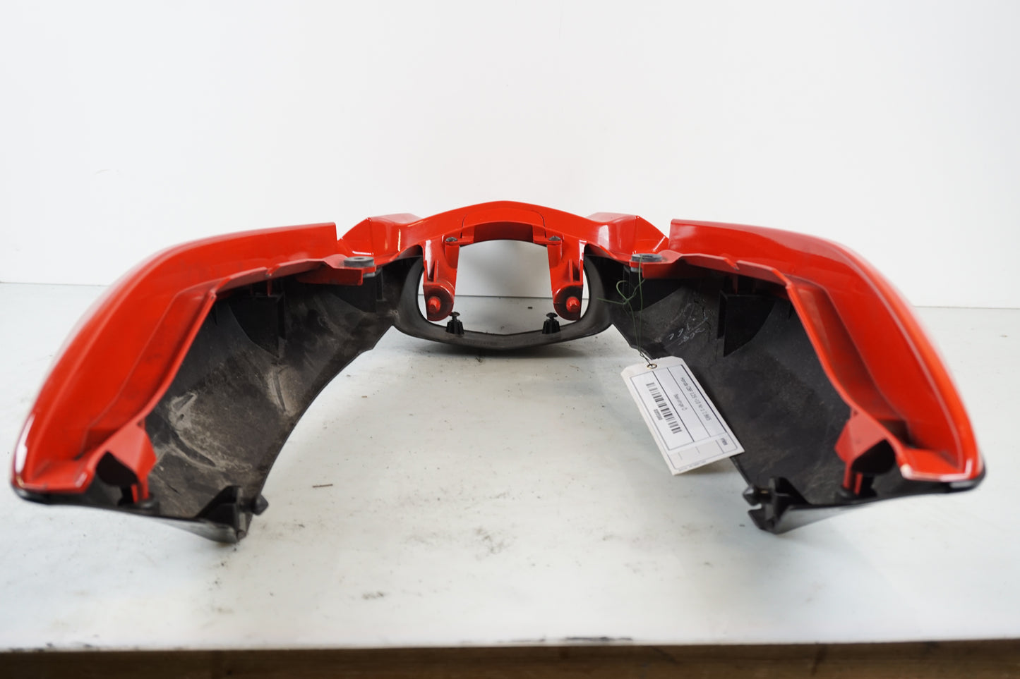 Vänster sida på Bakvinge från en Honda CBF 125 -2010 motorcykel.