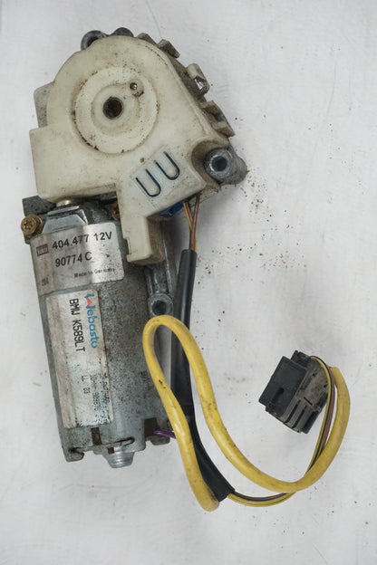 Snett uppifrån på Vindrutemotor från en BMW K 1200 LT -2004 motorcykel.