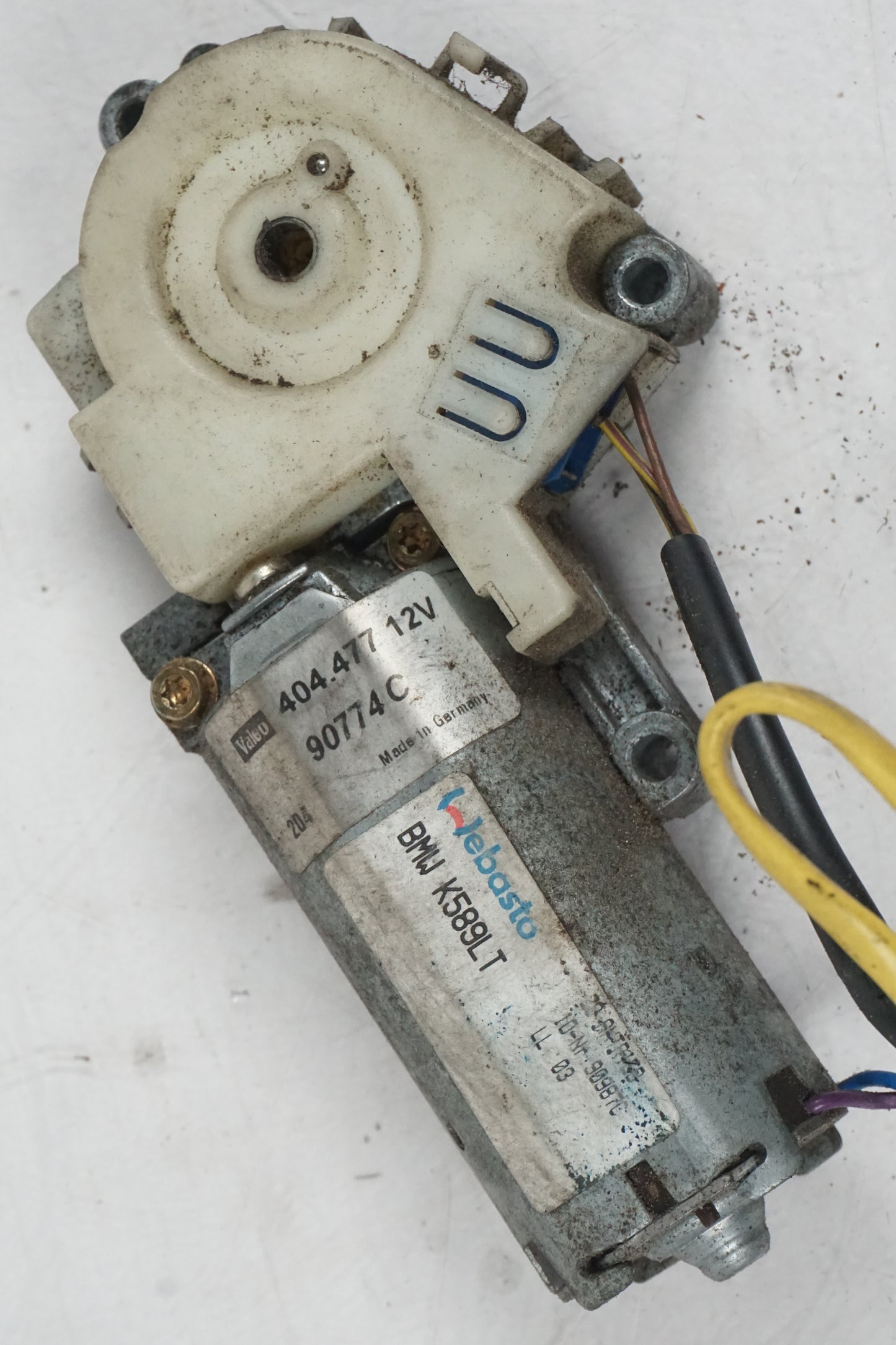 Snett nerifrån på Vindrutemotor från en BMW K 1200 LT -2004 motorcykel.