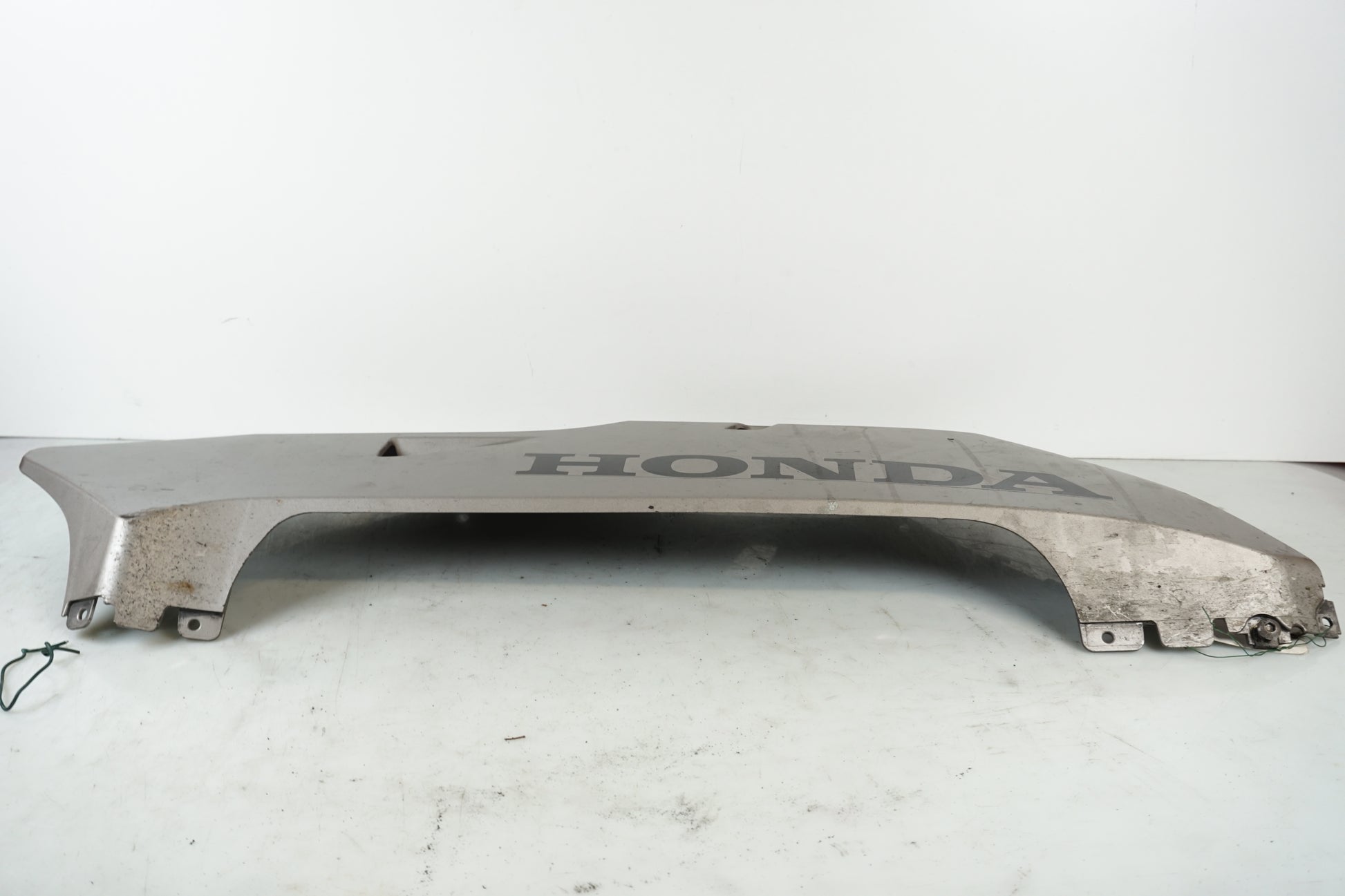 Baksidan på Magkåpa från en Honda CBR 600 RR -2003 motorcykel.