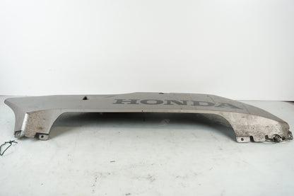 Baksidan på Magkåpa från en Honda CBR 600 RR -2003 motorcykel.