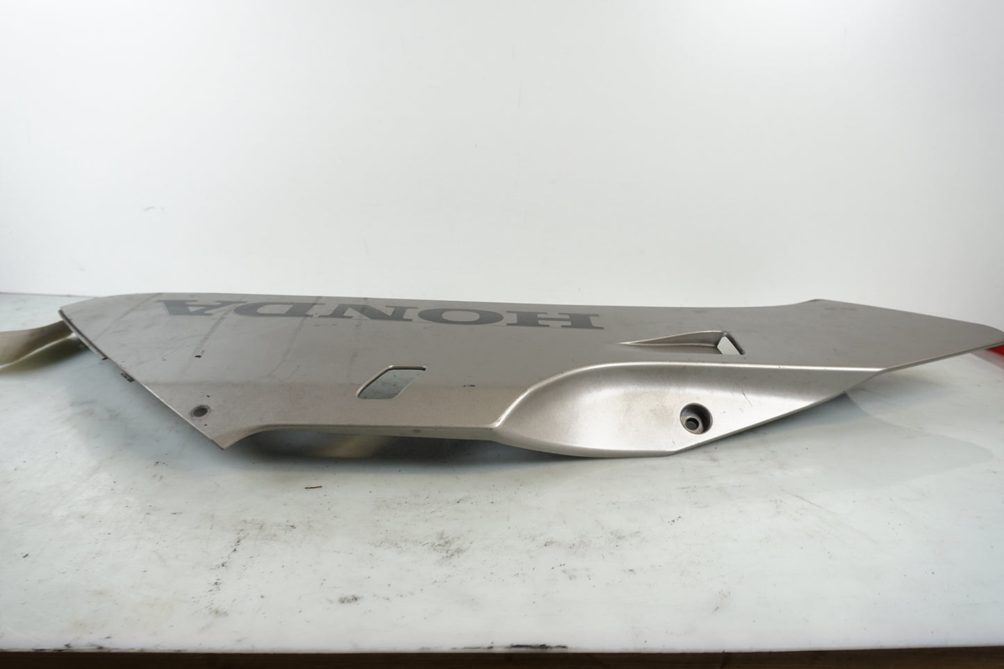 Vänster sida på Magkåpa från en Honda CBR 600 RR -2003 motorcykel.