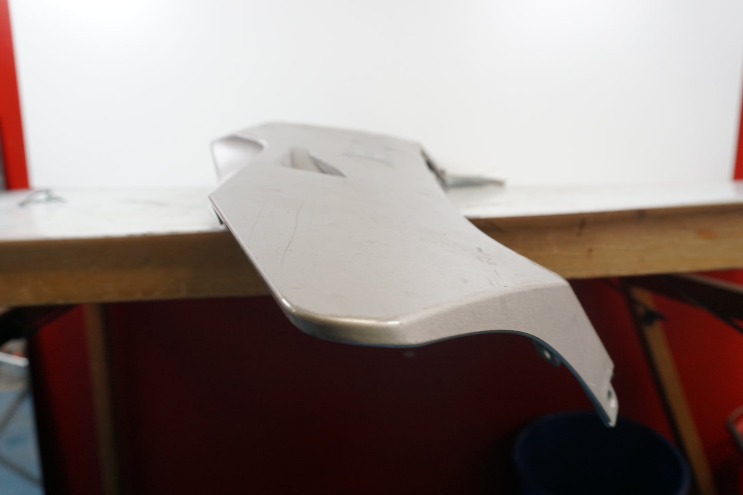 Snett uppifrån på Magkåpa från en Honda CBR 600 RR -2003 motorcykel.