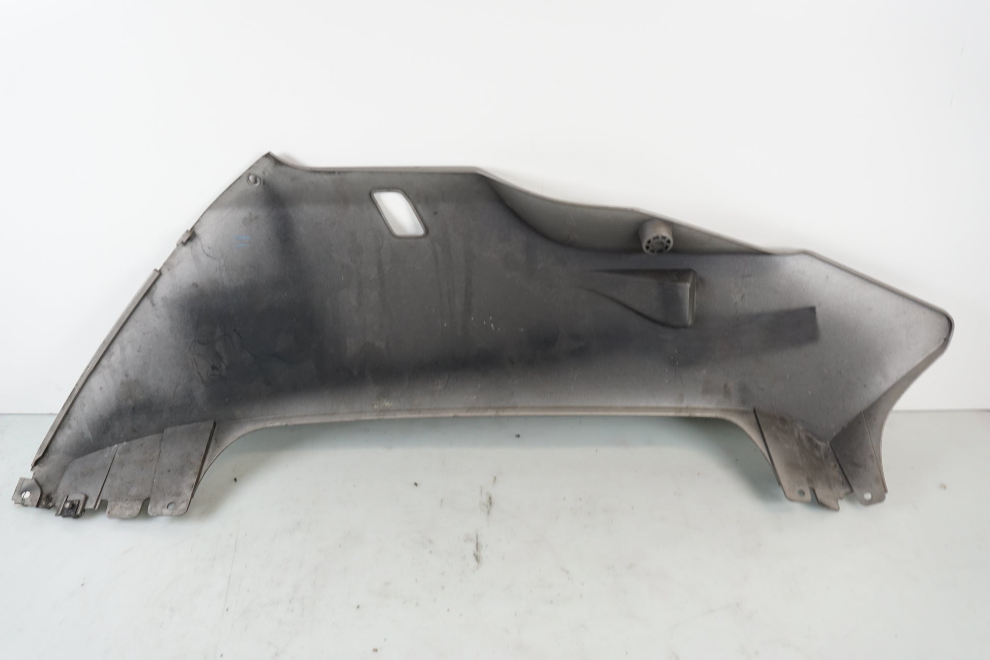 Snett nerifrån på Magkåpa från en Honda CBR 600 RR -2003 motorcykel.