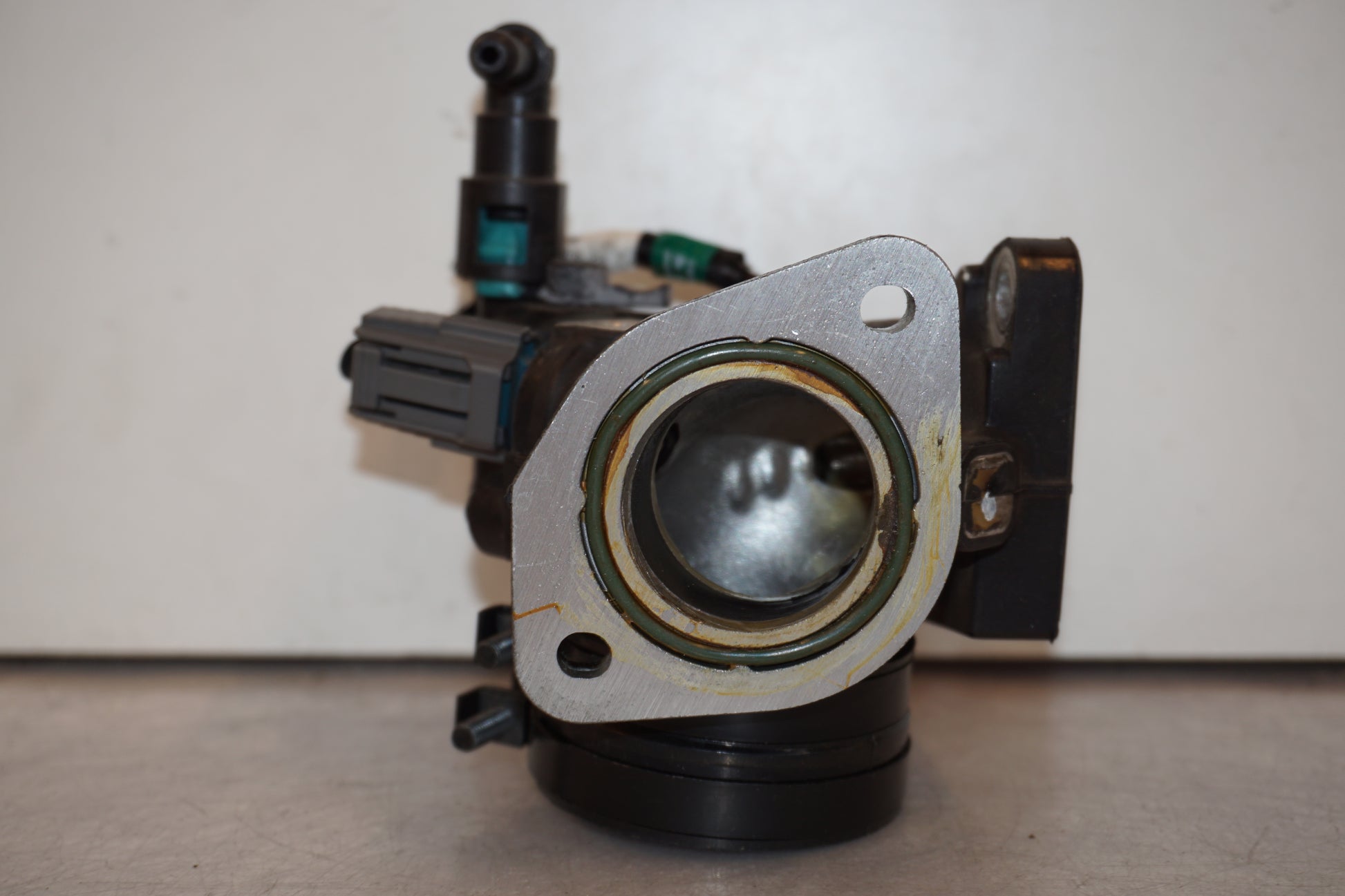 Höger sida på Insug från en Honda VT 750 -2008 motorcykel.