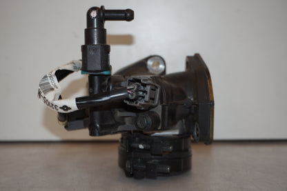 Vänster sida på Insug från en Honda VT 750 -2008 motorcykel.