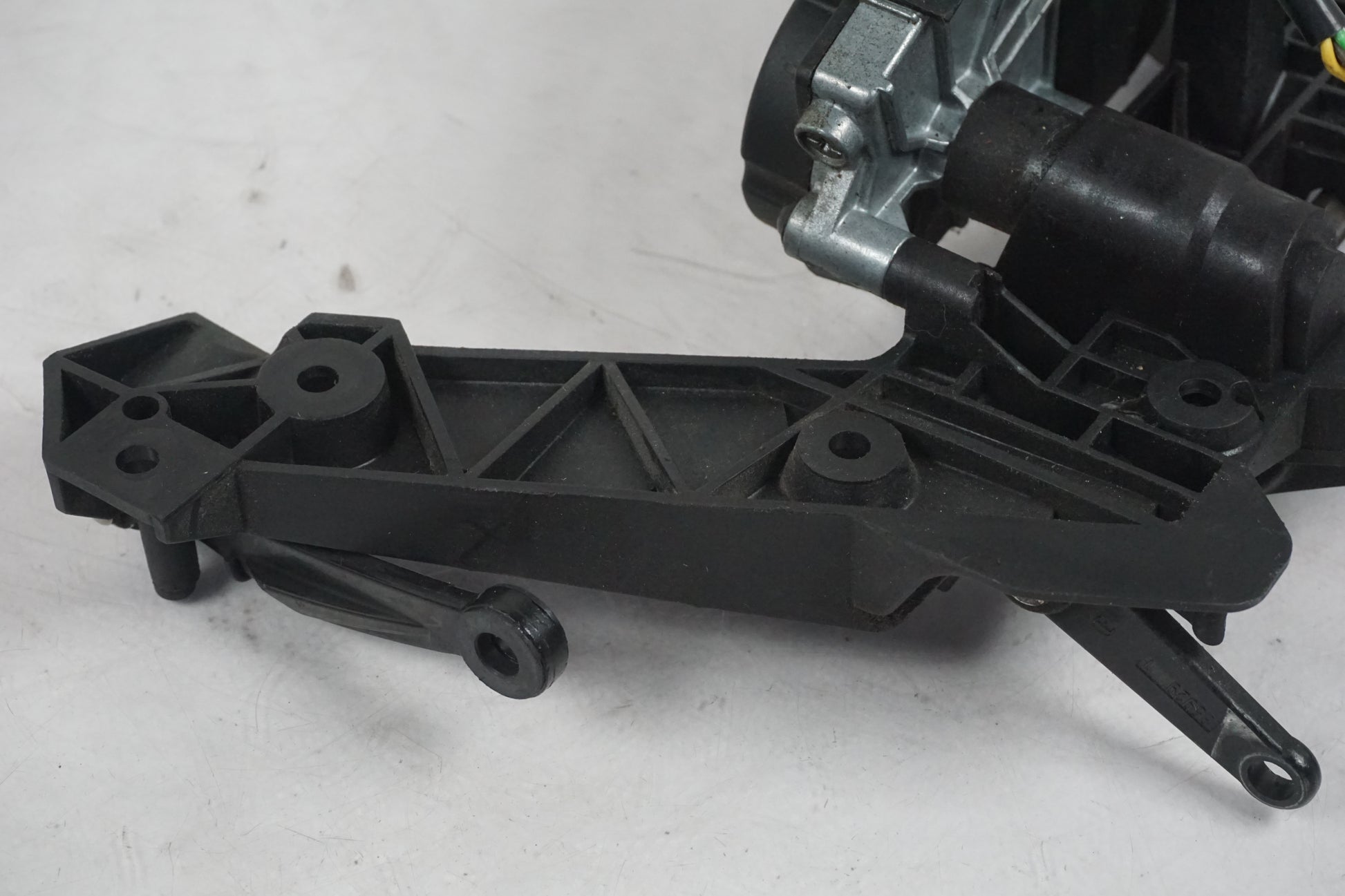 Vänster sida på Vindrutemotor från en BMW R 1200 RT -2008 motorcykel.