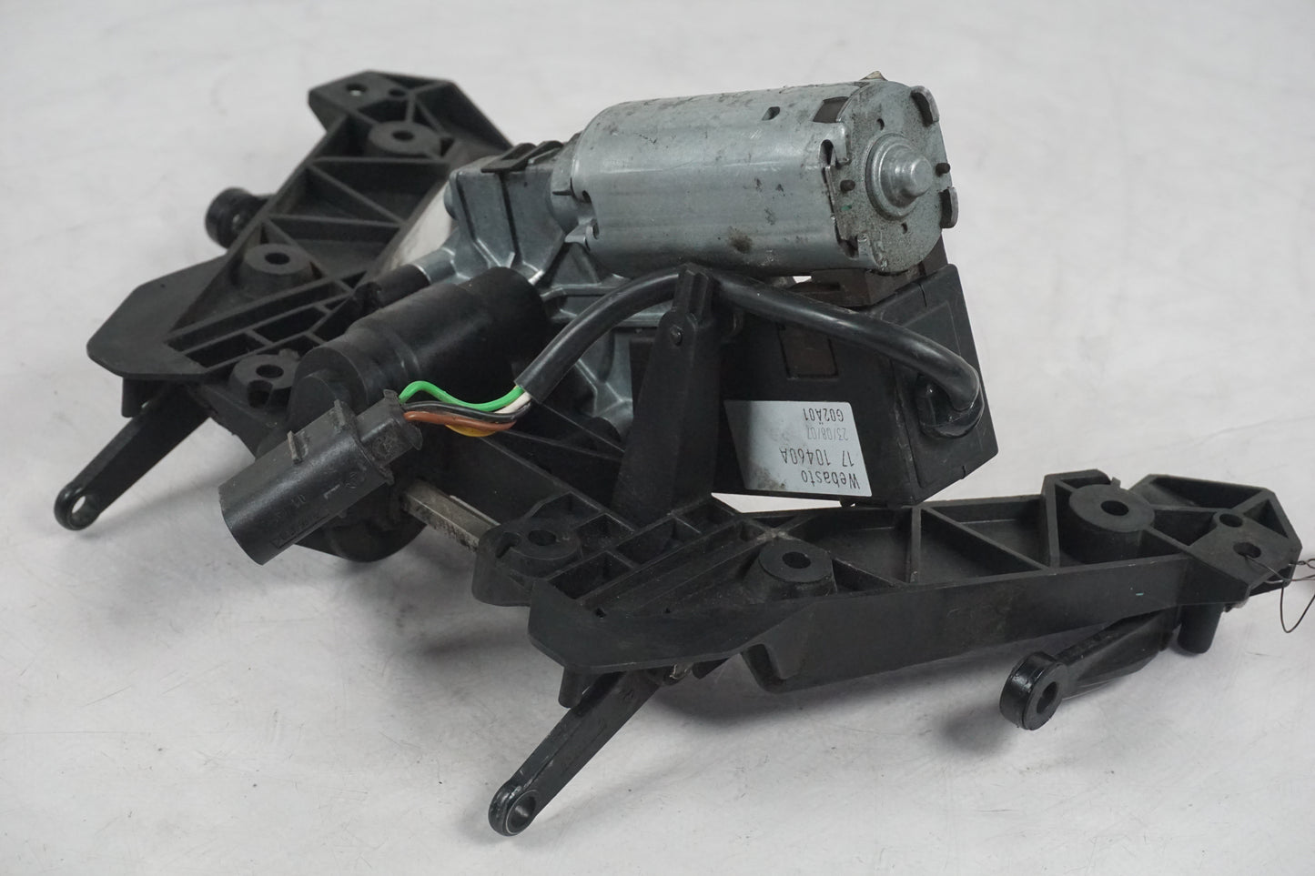 Snett uppifrån på Vindrutemotor från en BMW R 1200 RT -2008 motorcykel.