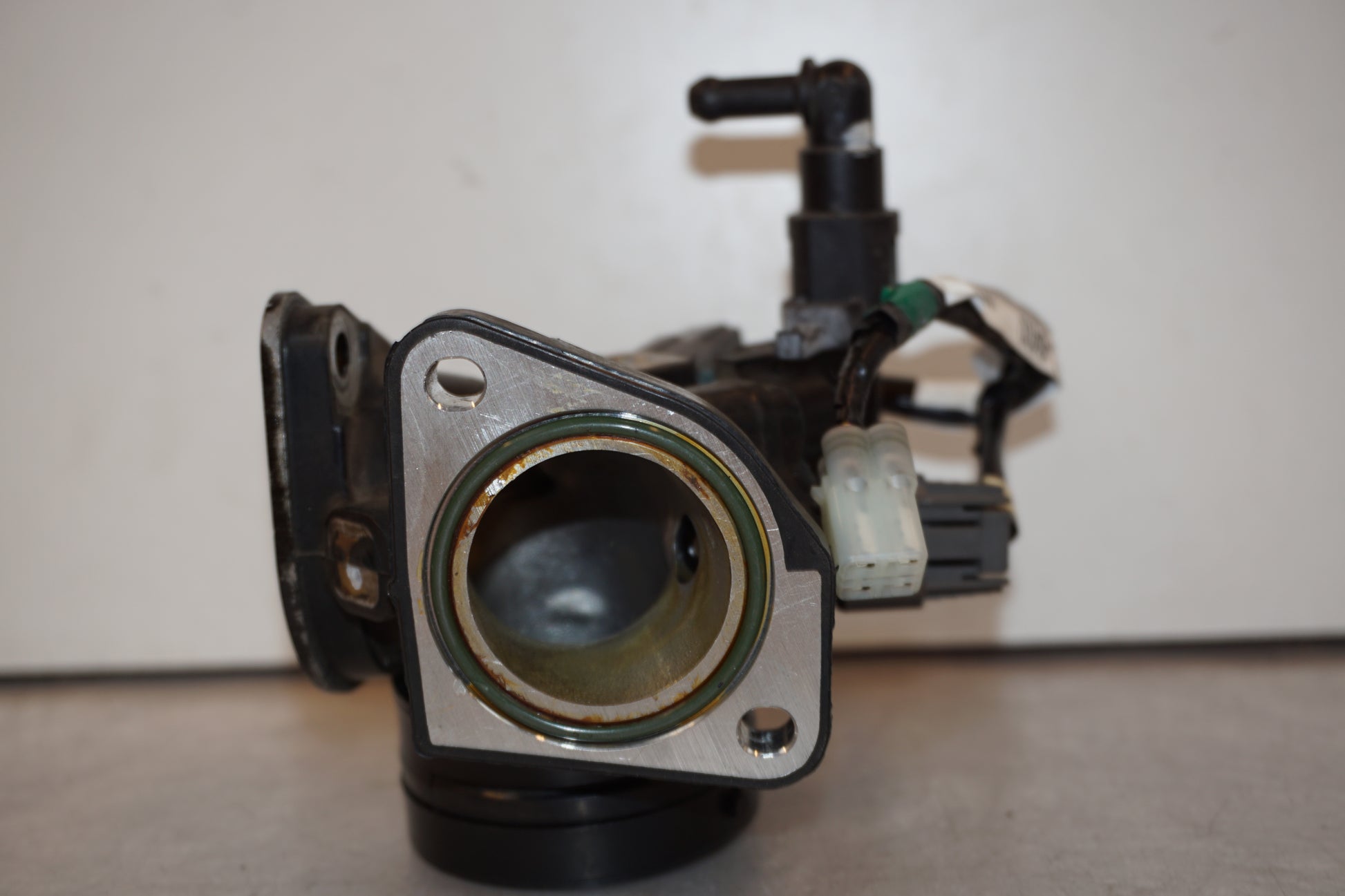 Snett nerifrån på Insug från en Honda VT 750 -2008 motorcykel.