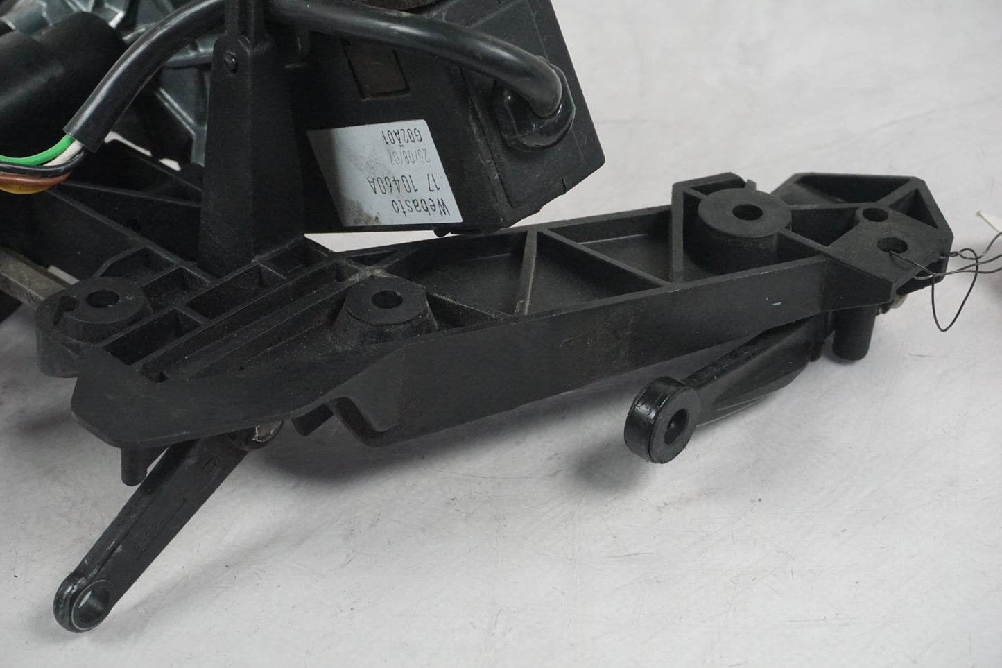 Snett nerifrån på Vindrutemotor från en BMW R 1200 RT -2008 motorcykel.