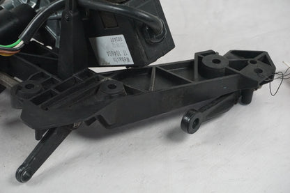 Snett nerifrån på Vindrutemotor från en BMW R 1200 RT -2008 motorcykel.