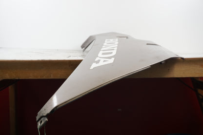 Höger sida på Magkåpa från en Honda CBR 600 RR -2003 motorcykel.