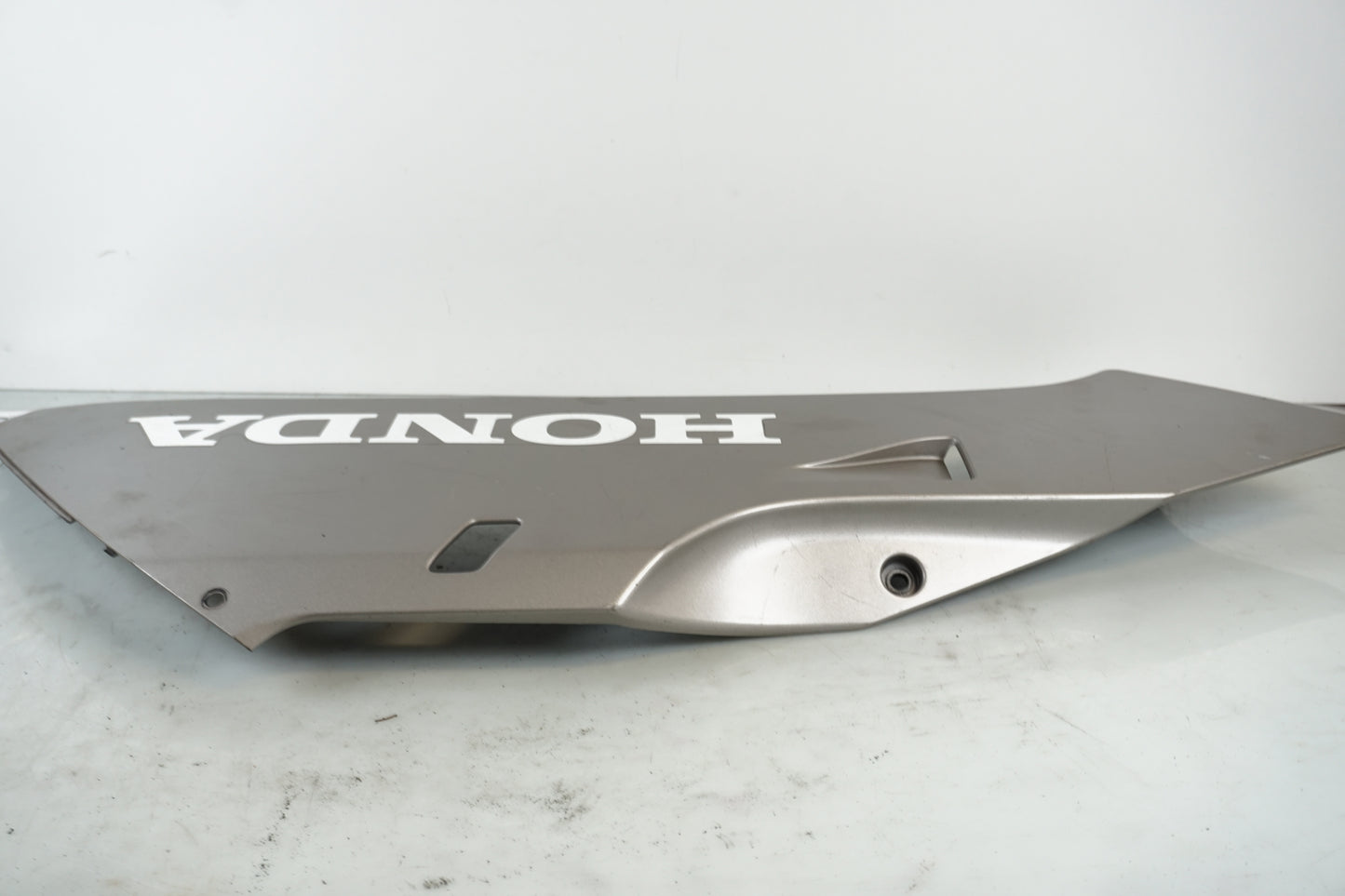 Vänster sida på Magkåpa från en Honda CBR 600 RR -2003 motorcykel.