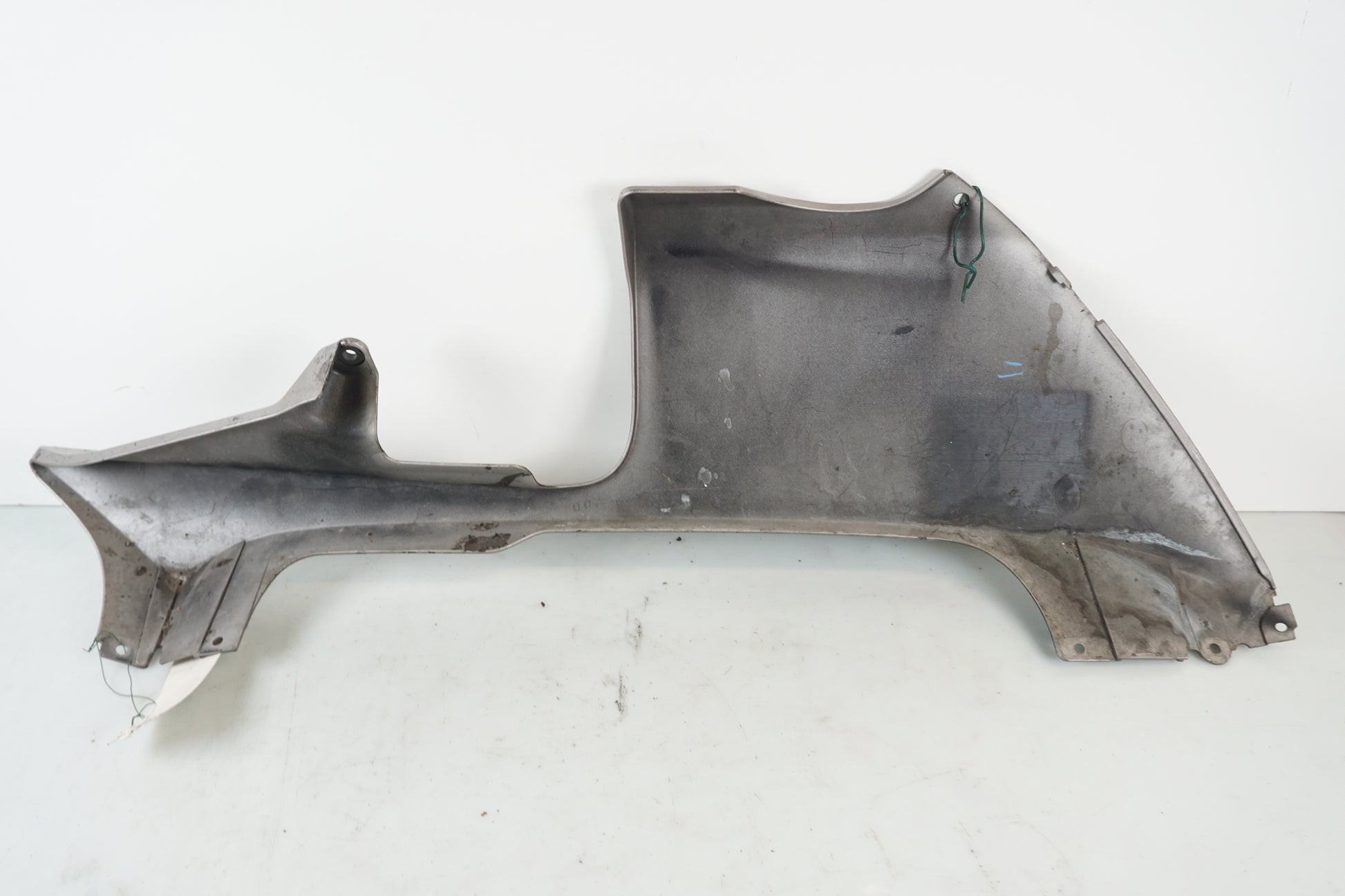 Snett nerifrån på Magkåpa från en Honda CBR 600 RR -2003 motorcykel.