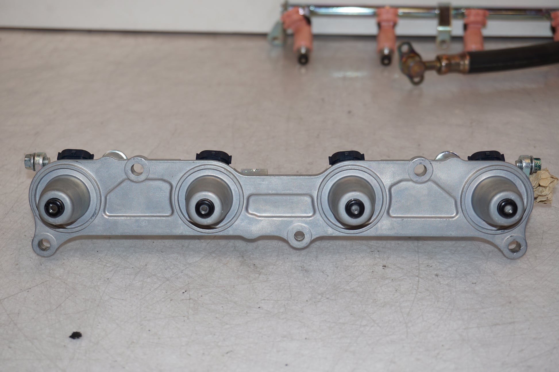 Snett nerifrån på Insprutbrygga från en Honda CBR 600 RR -2004 motorcykel.