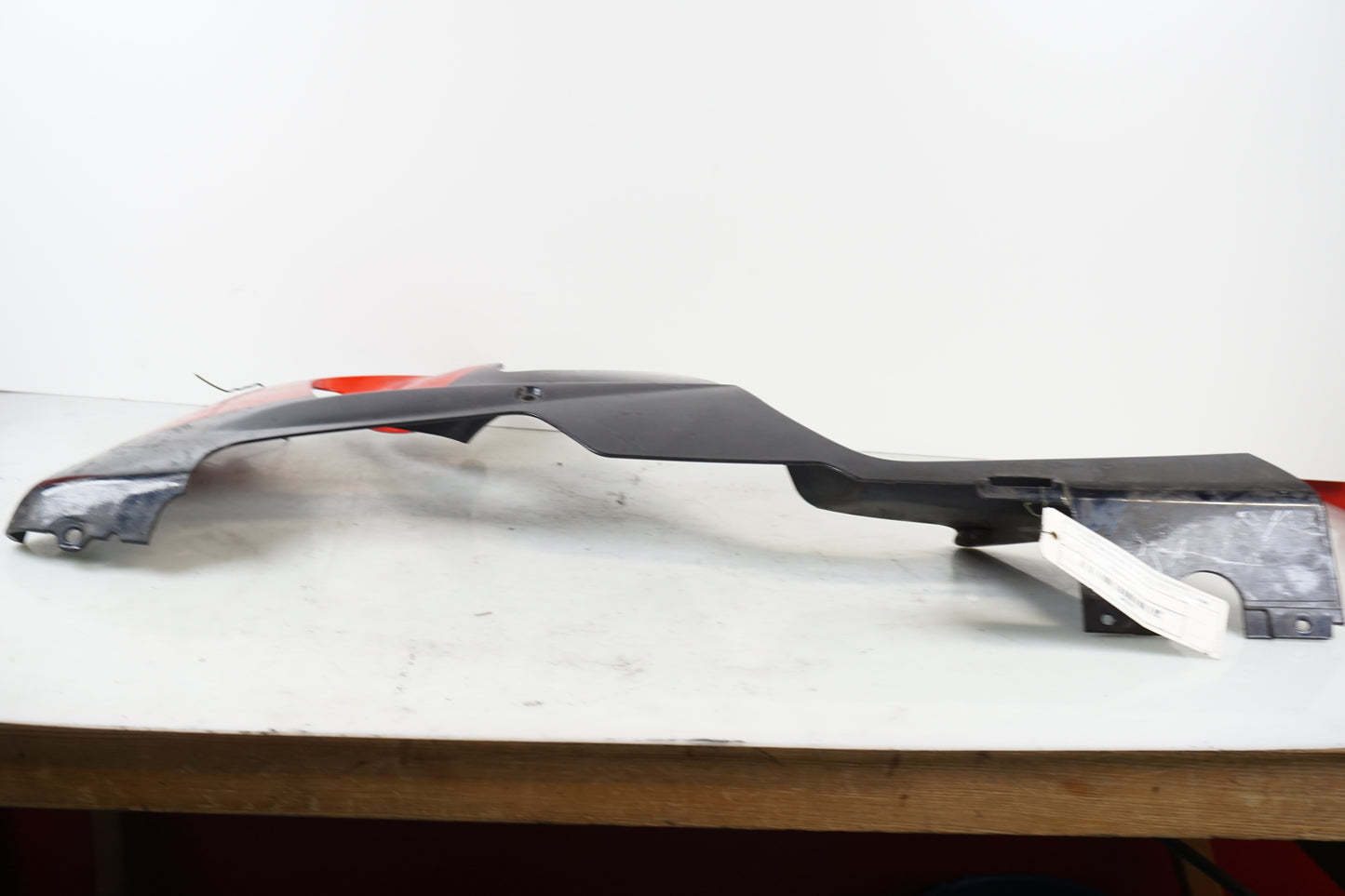 Baksidan på Magkåpa från en Honda CBR 900 RR -2000 motorcykel.