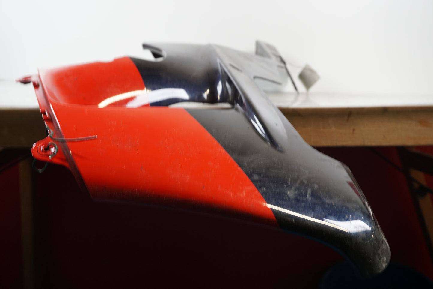 Snett uppifrån på Magkåpa från en Honda CBR 900 RR -2000 motorcykel.