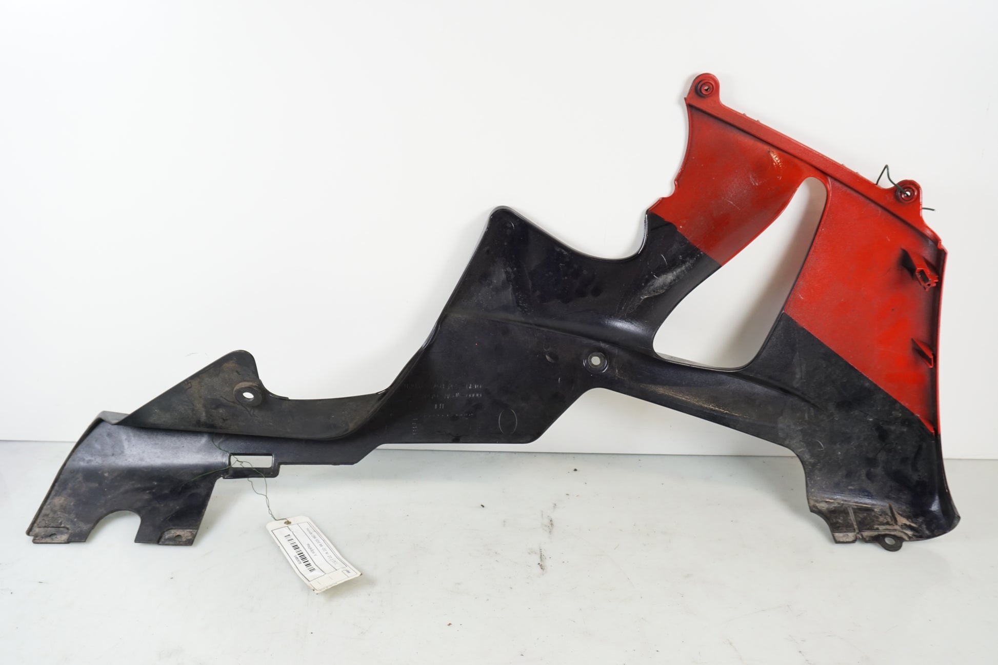 Snett nerifrån på Magkåpa från en Honda CBR 900 RR -2000 motorcykel.