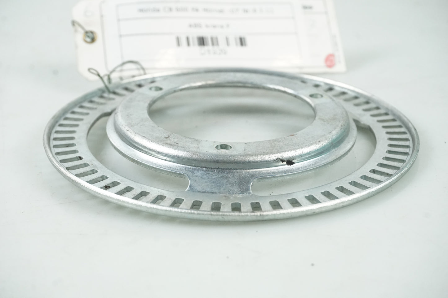 Baksidan på ABS krans från en Honda CB 600 Hornet -2007 motorcykel.