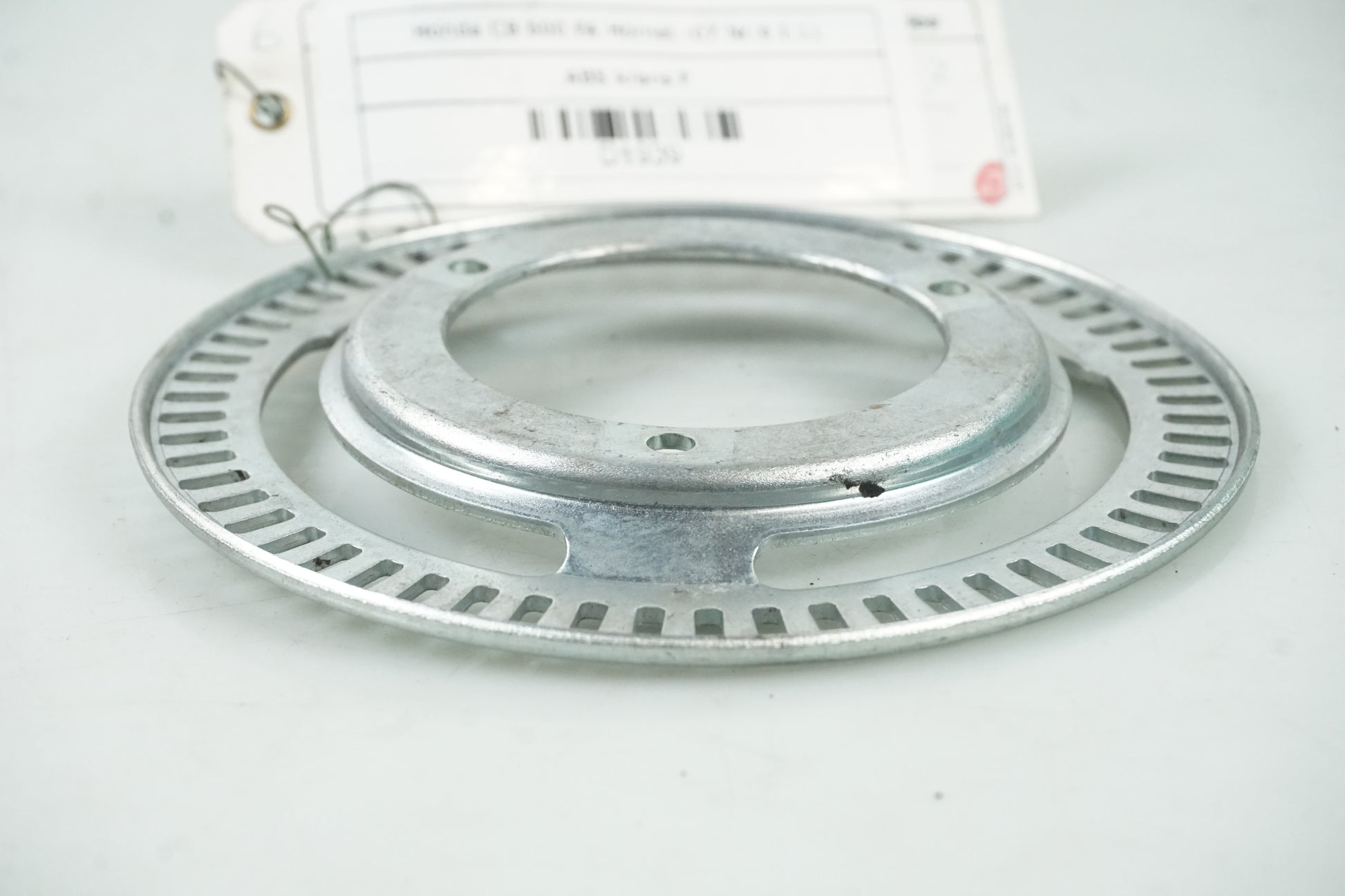 Baksidan på ABS krans från en Honda CB 600 Hornet -2007 motorcykel.