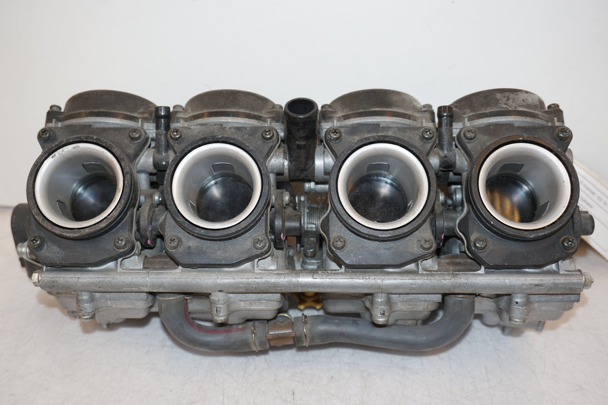 Framsidan på Förgasare från en Honda CB 600 Hornet -2002 motorcykel.