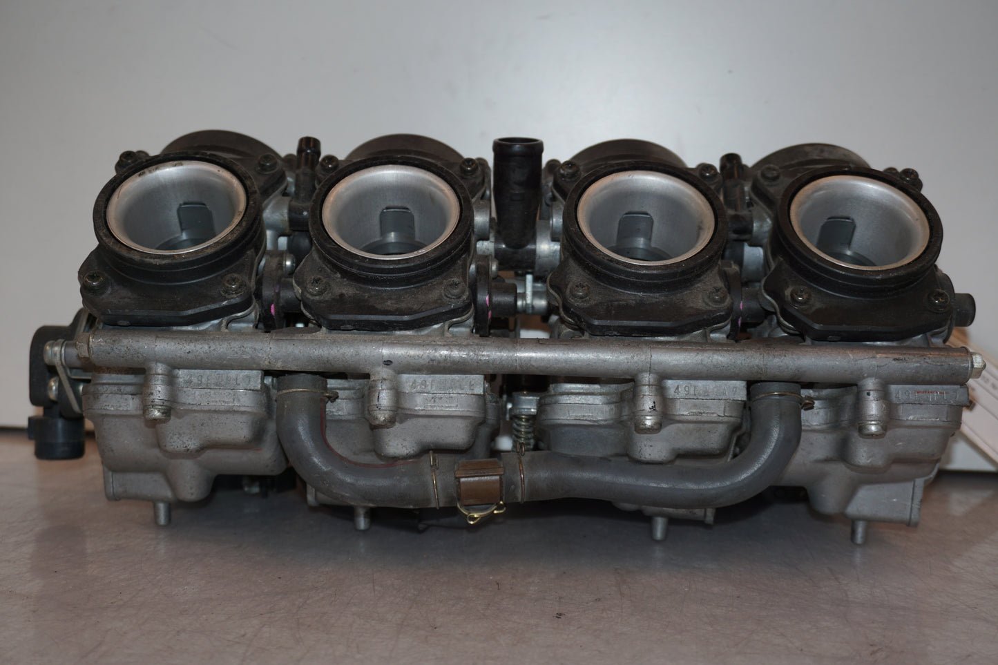 Baksidan på Förgasare från en Honda CB 600 Hornet -2002 motorcykel.