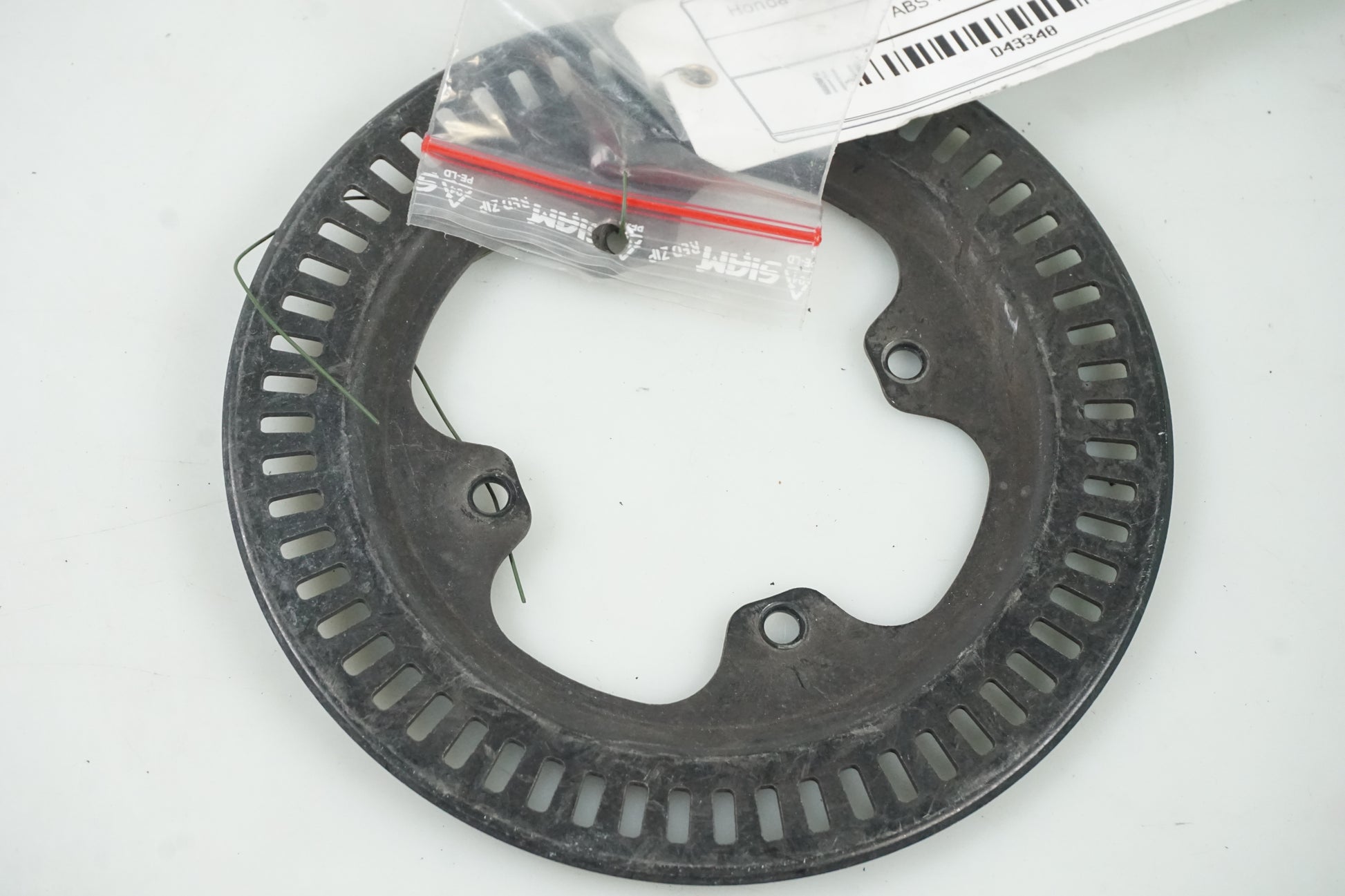 Vänster sida på ABS krans från en Honda CBR 1000 RR -2009 motorcykel.