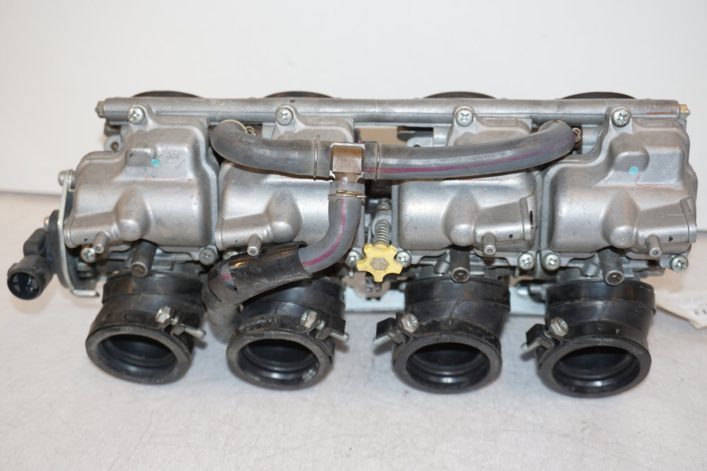 Höger sida på Förgasare från en Honda CB 600 Hornet -2002 motorcykel.