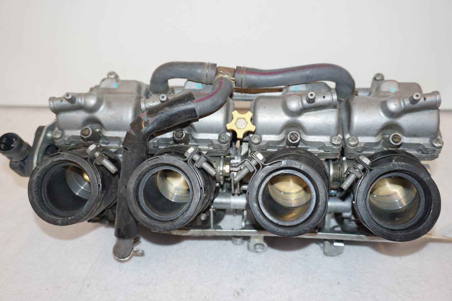 Vänster sida på Förgasare från en Honda CB 600 Hornet -2002 motorcykel.