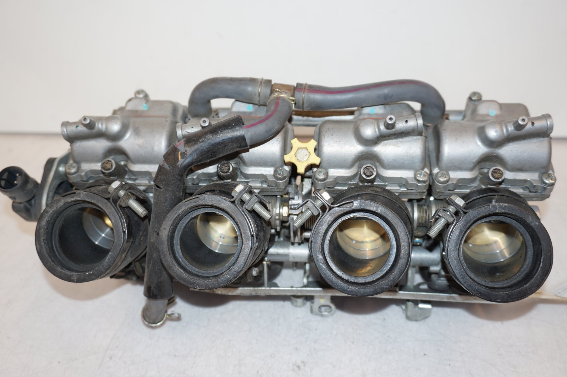 Vänster sida på Förgasare från en Honda CB 600 Hornet -2002 motorcykel.