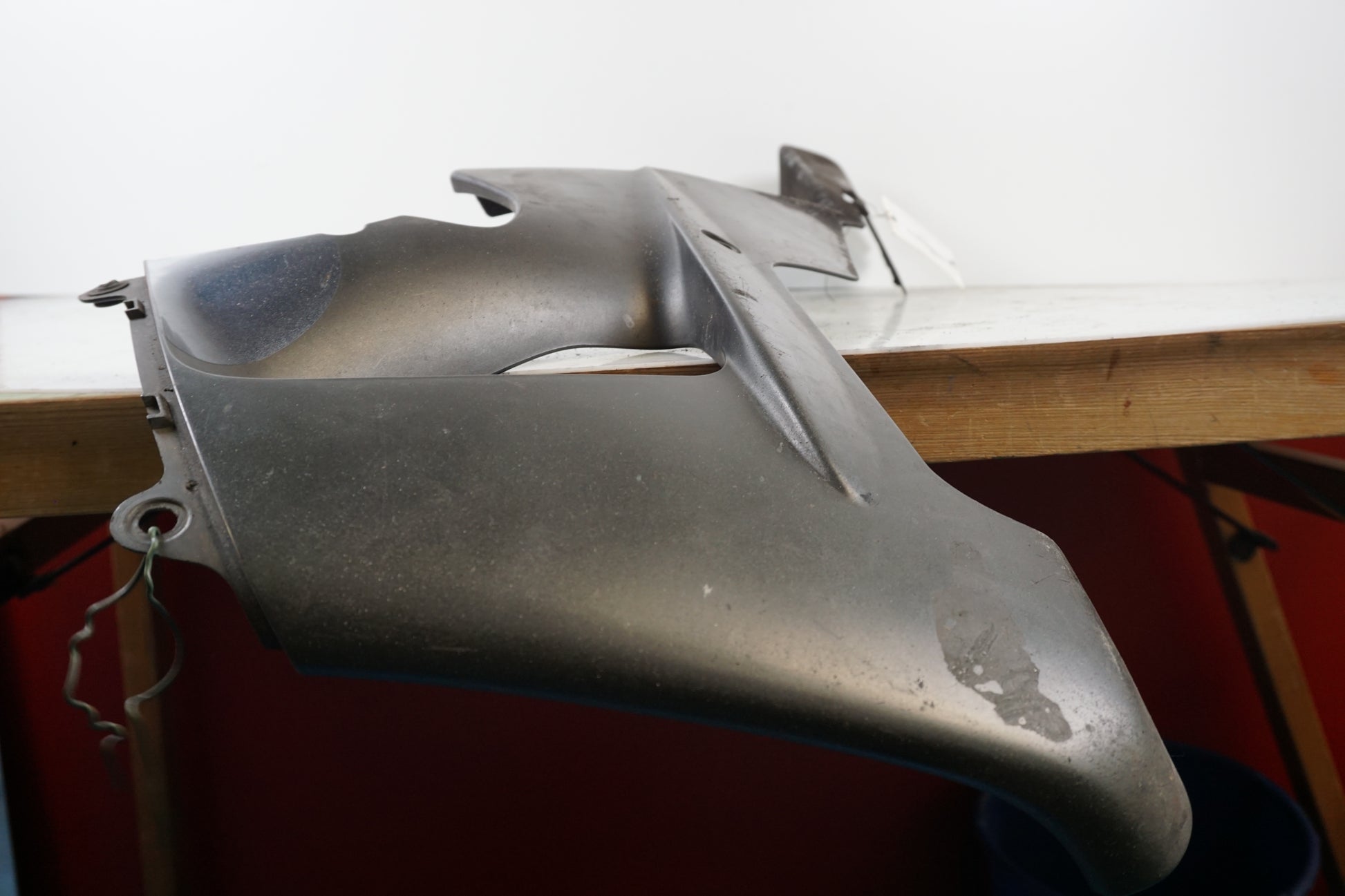 Snett nerifrån på Magkåpa från en Honda CBR 900 RR -2000 motorcykel.