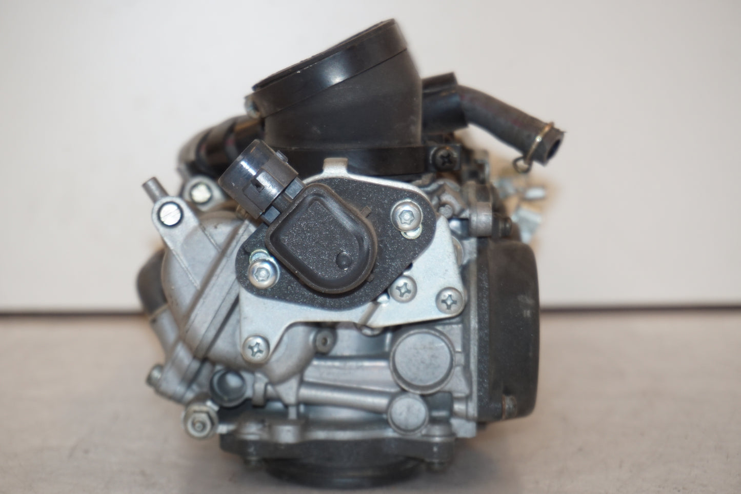 Snett nerifrån på Förgasare från en Honda CB 600 Hornet -2002 motorcykel.