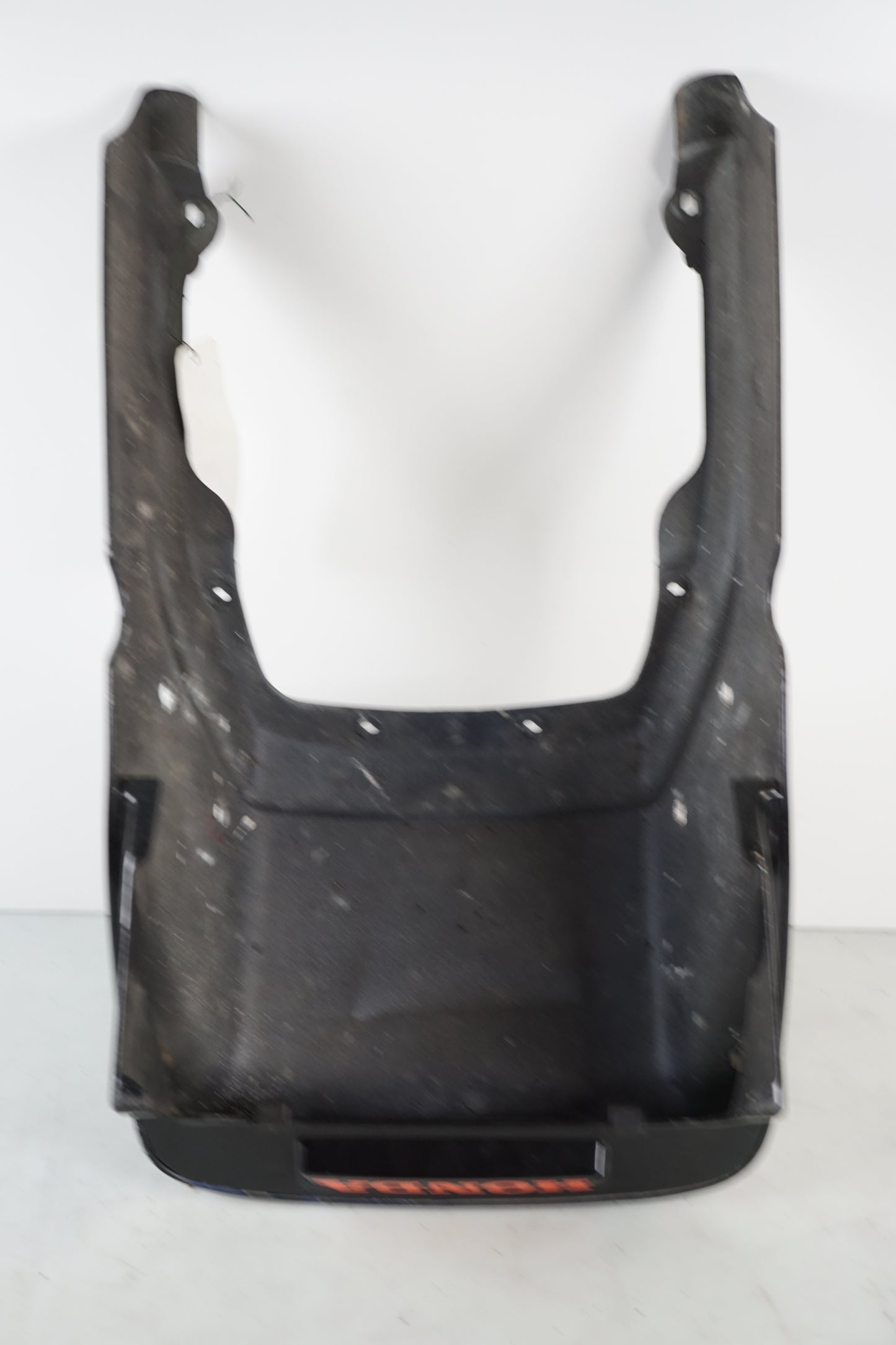 Snett nerifrån på Bakvinge från en Honda CB 750 -1983 motorcykel.