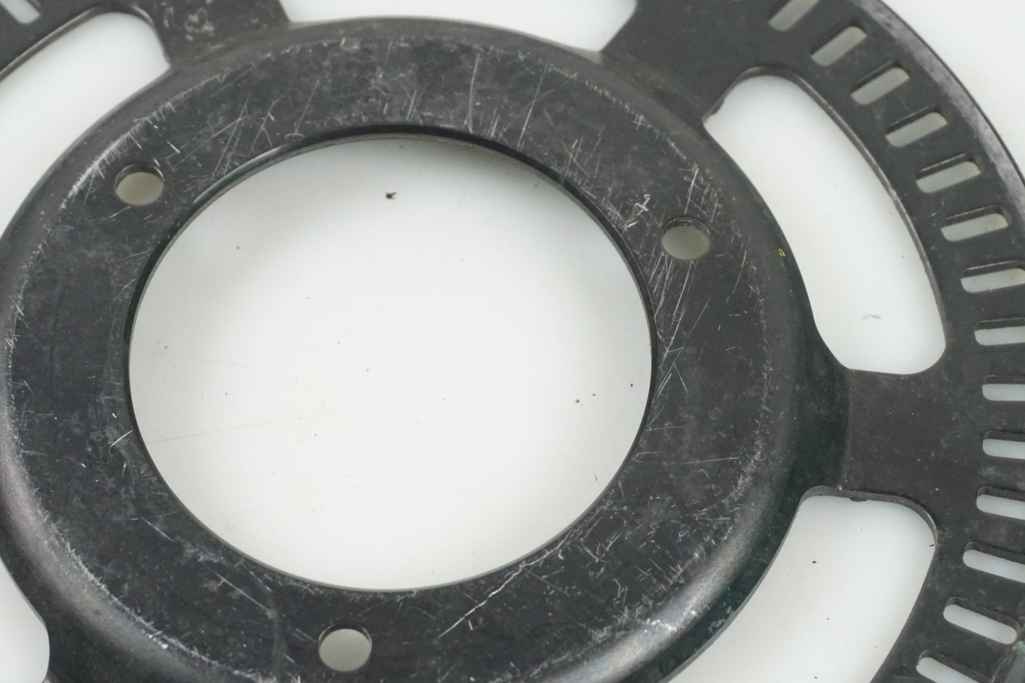 Baksidan på ABS krans från en Honda CB 1000 R -2009 motorcykel.