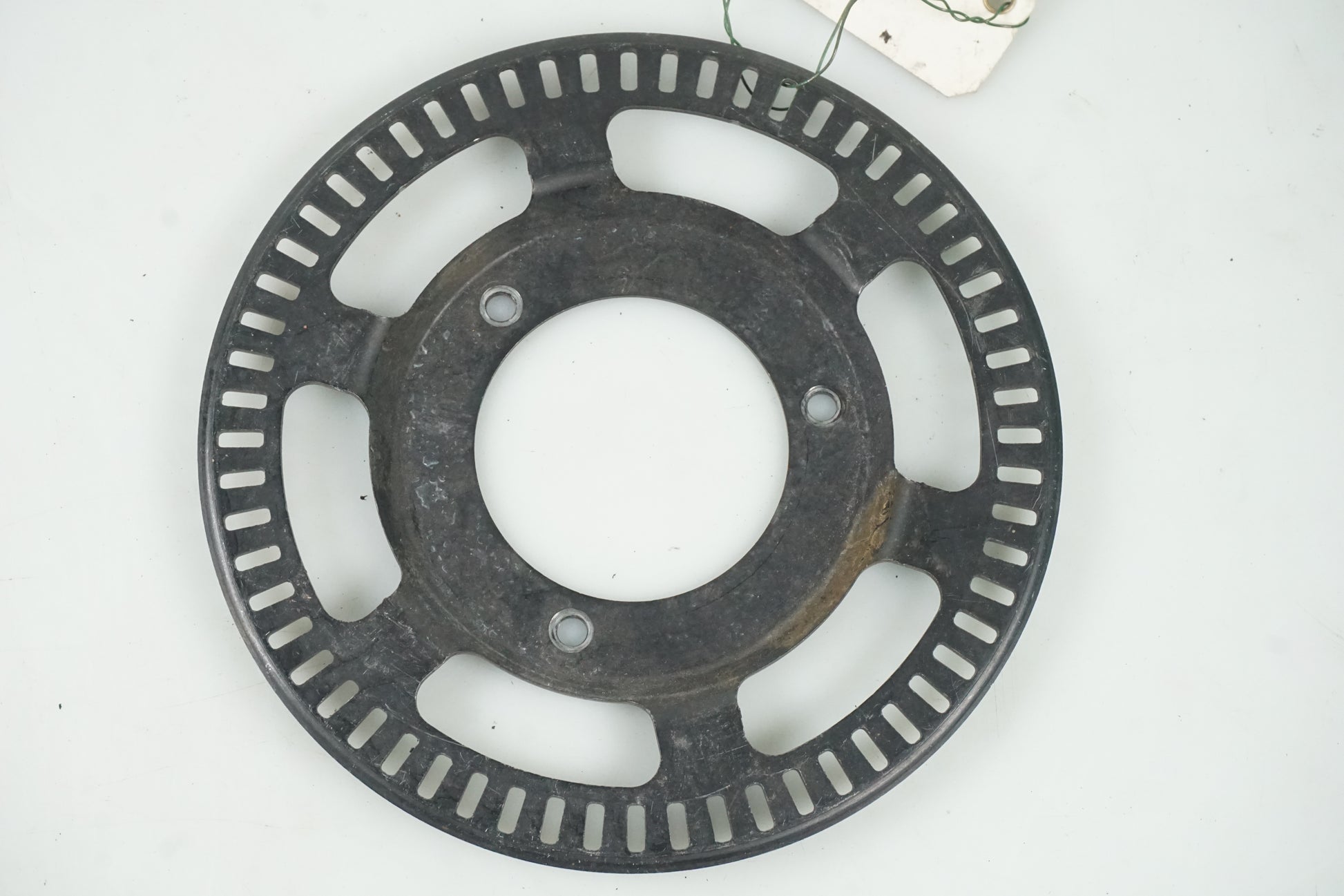 Vänster sida på ABS krans från en Honda CB 1000 R -2009 motorcykel.