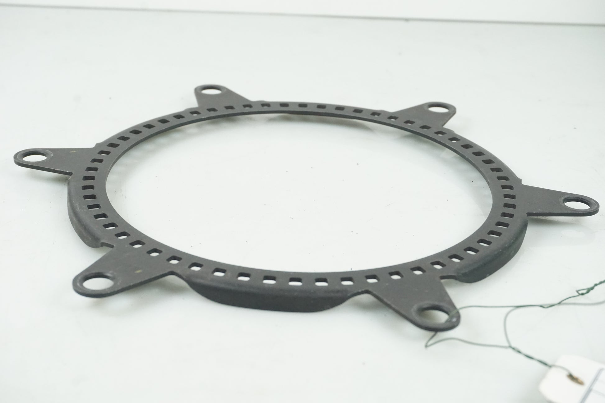 Baksidan på ABS krans från en Honda CB 500 F -2013 motorcykel.