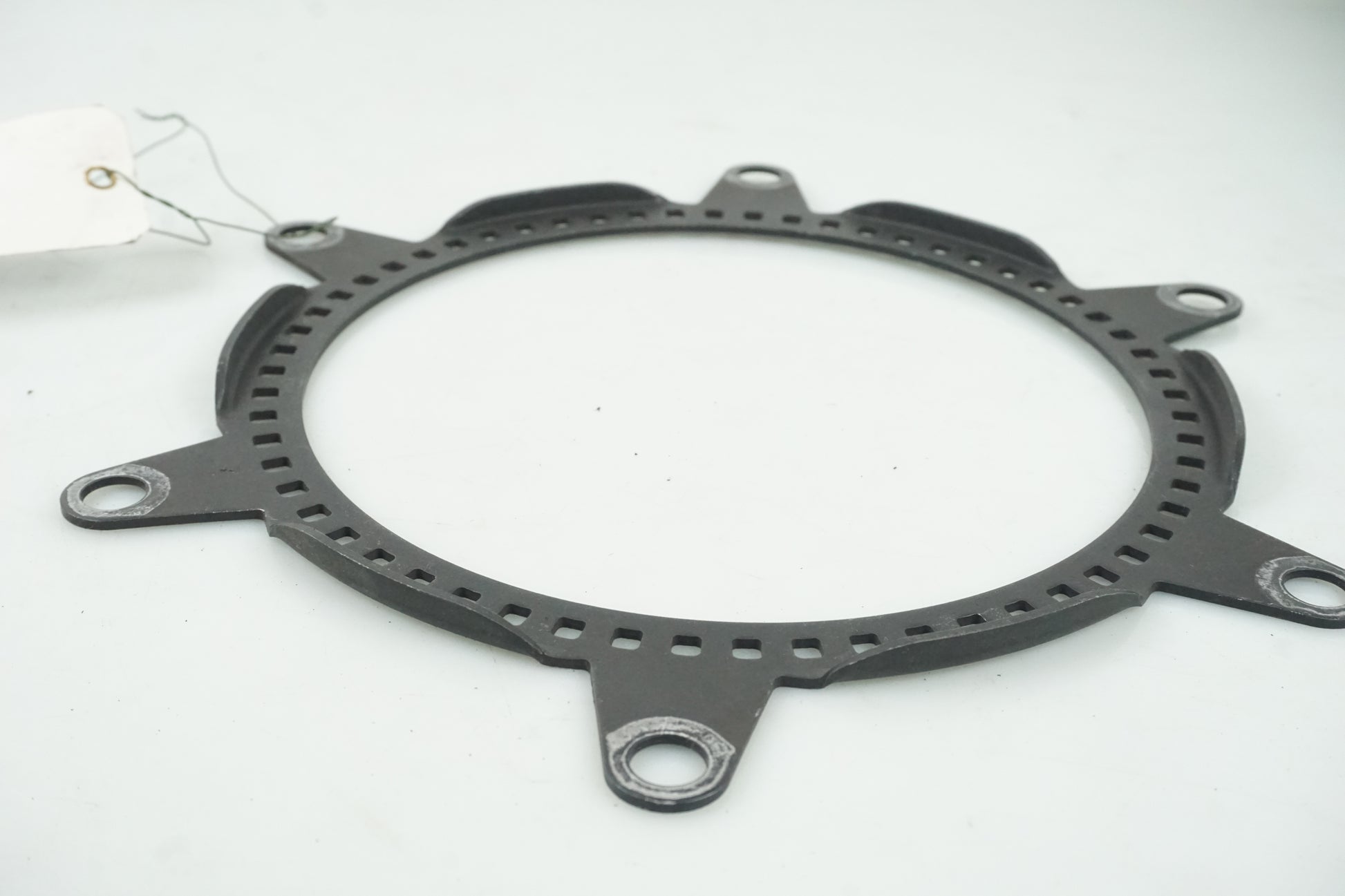 Vänster sida på ABS krans från en Honda CB 500 F -2013 motorcykel.