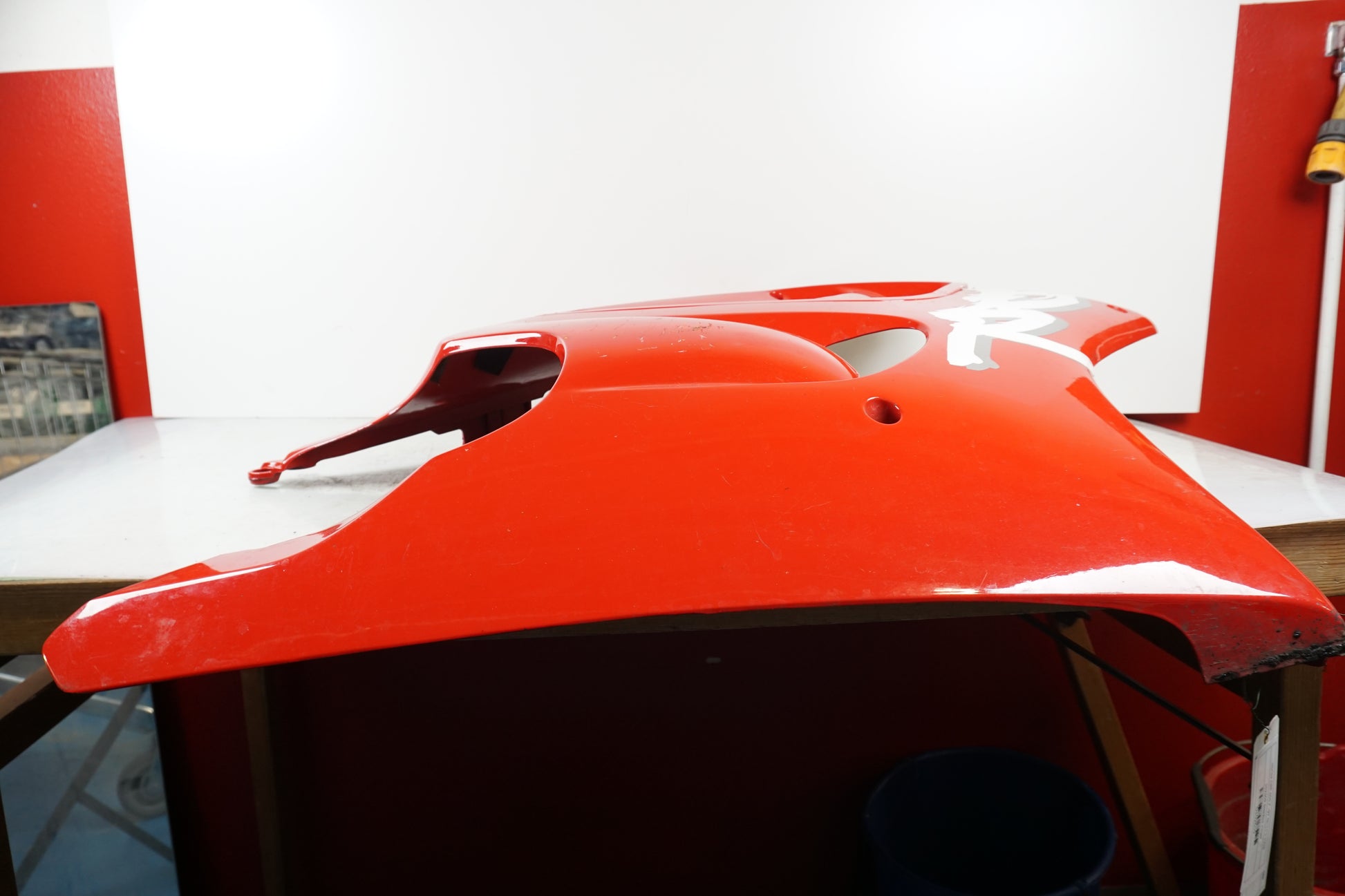 Vänster sida på Sidkåpa från en Honda CBR 600 -1997 motorcykel.