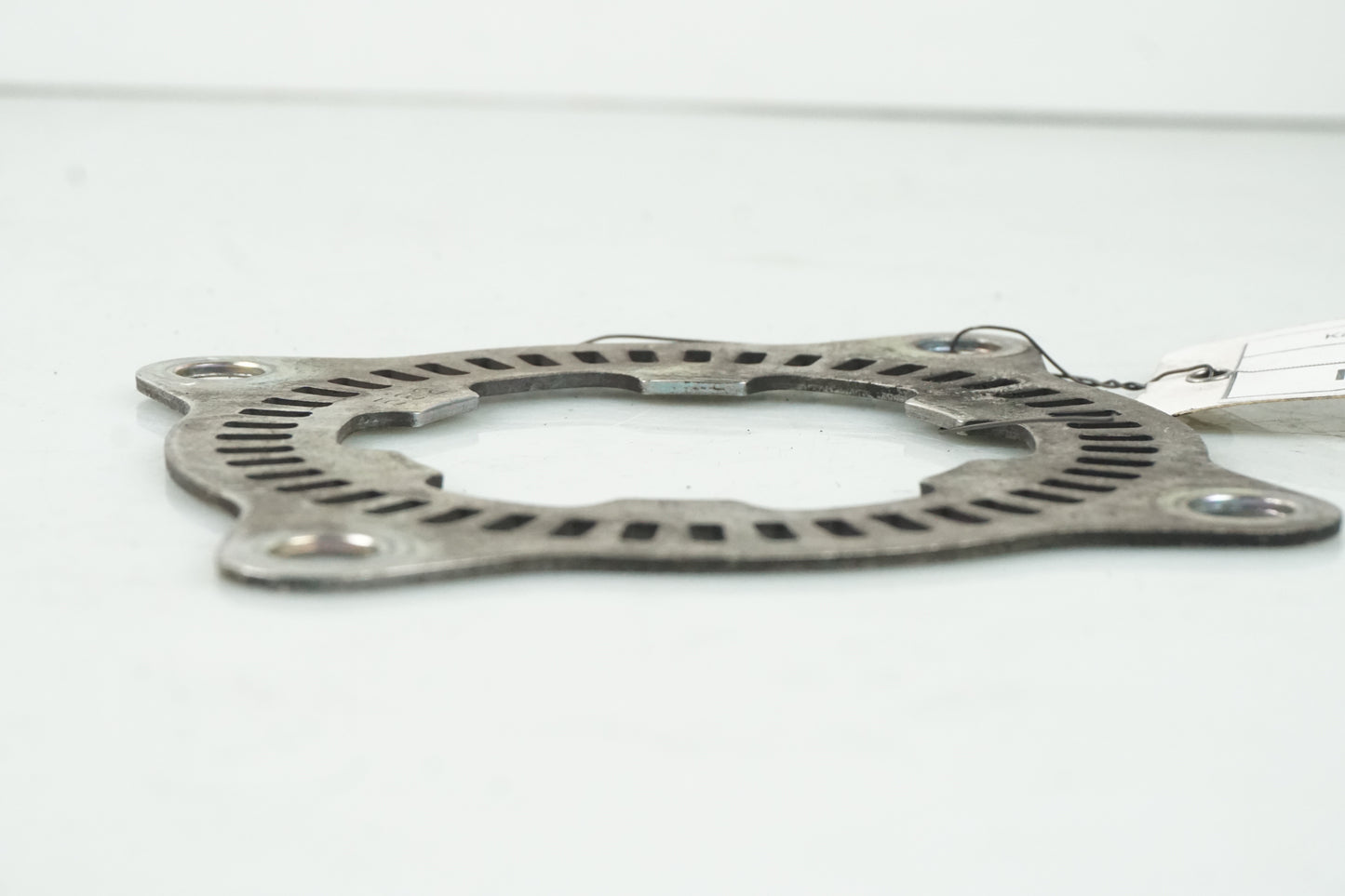 Baksidan på ABS krans från en Kawasaki Z 800 -2014 motorcykel.