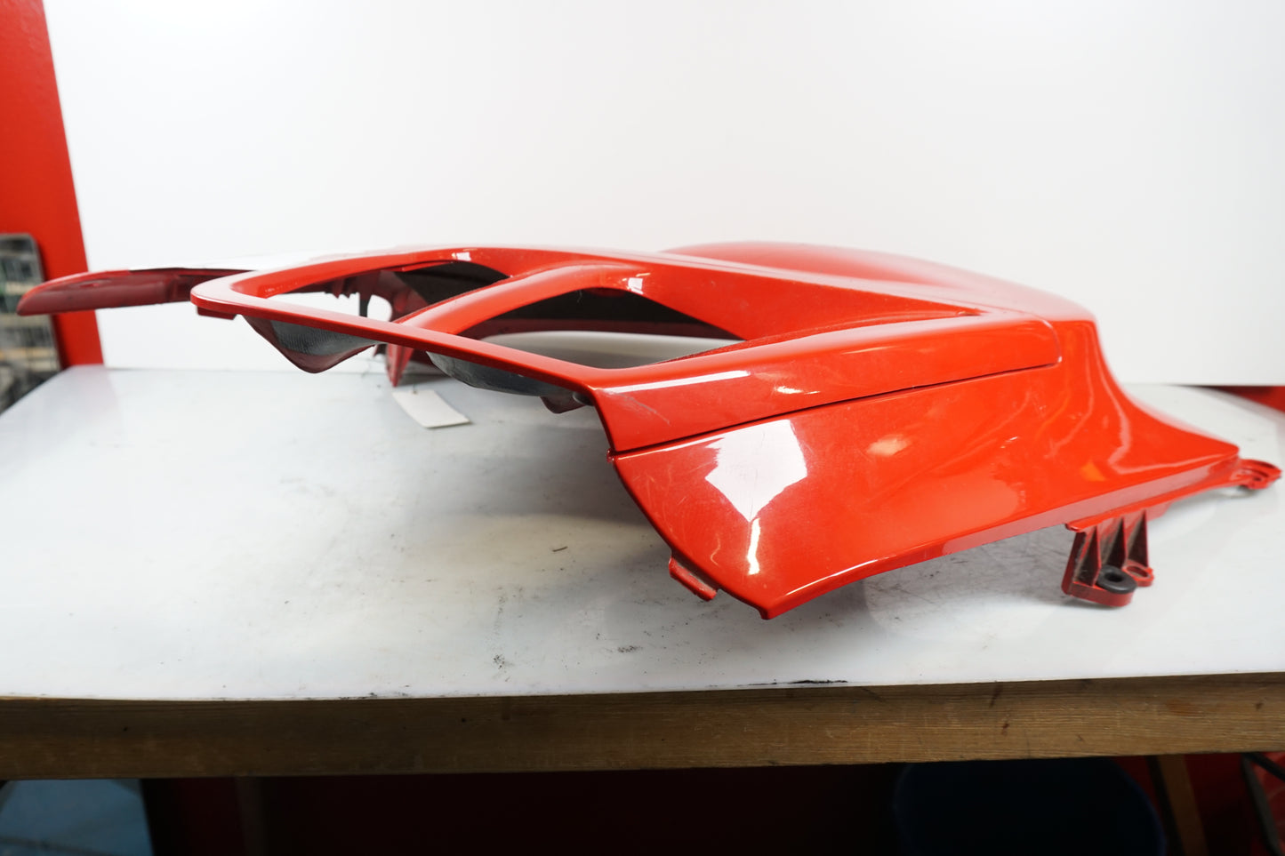 Snett nerifrån på Sidkåpa från en Honda CBR 600 -1997 motorcykel.