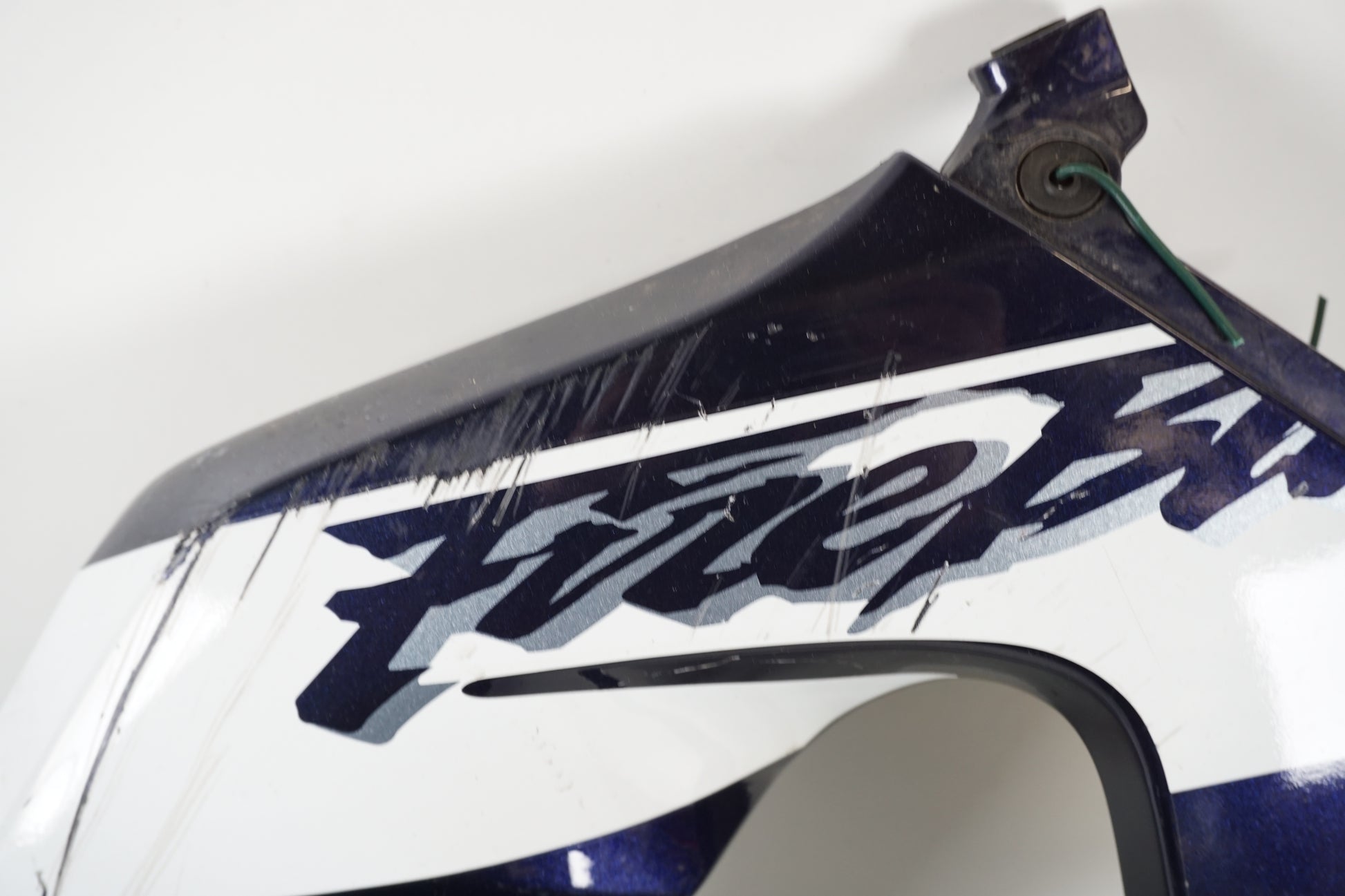 Baksidan på Sidkåpa från en Honda CBR 900 RR -2000 motorcykel.