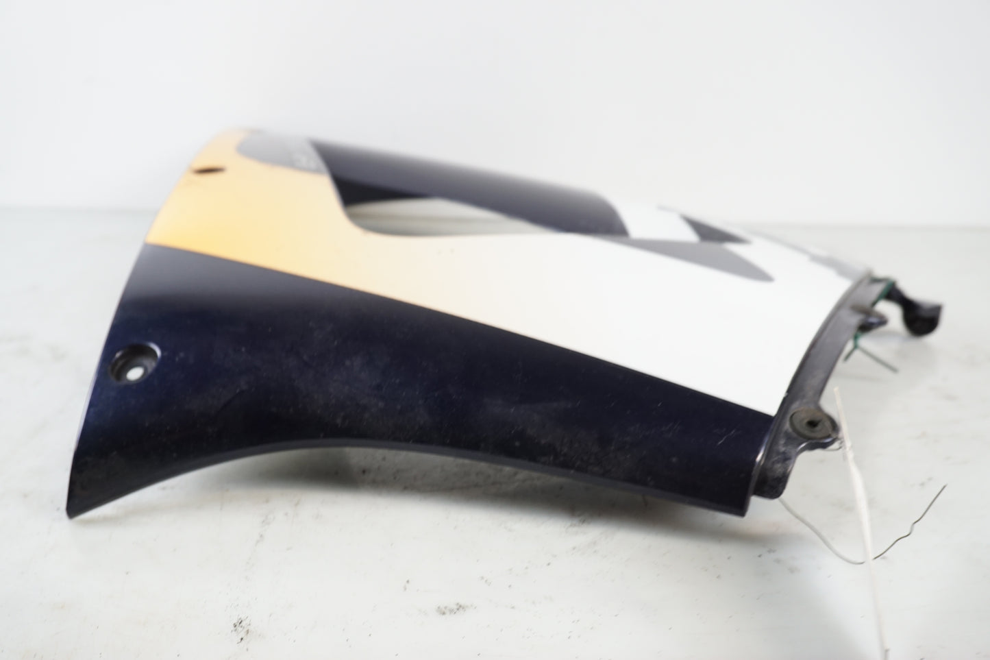 Vänster sida på Sidkåpa från en Honda CBR 900 RR -2000 motorcykel.