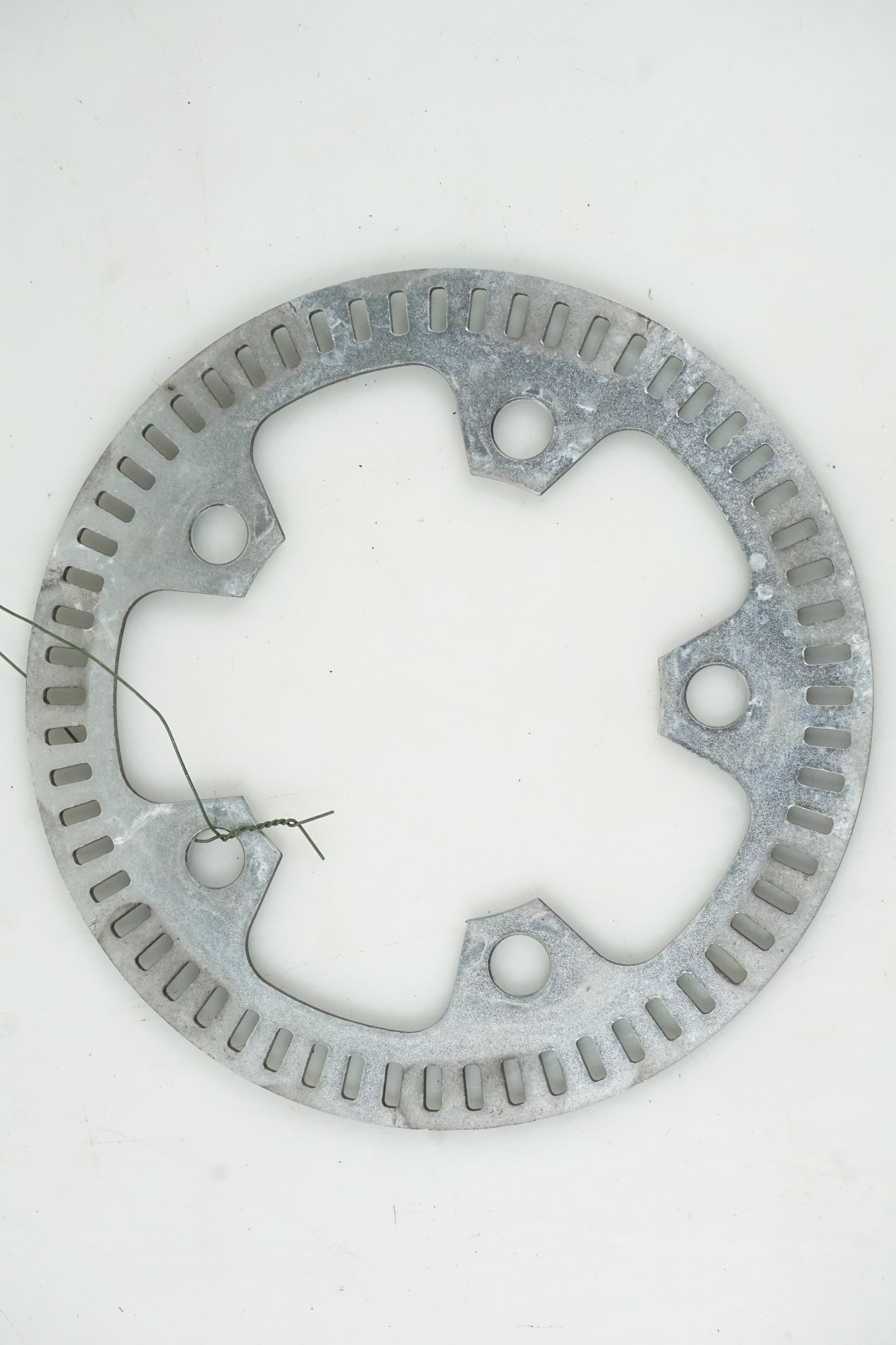 Baksidan på ABS krans från en Kawasaki ZZ-R 1400 -2010 motorcykel.