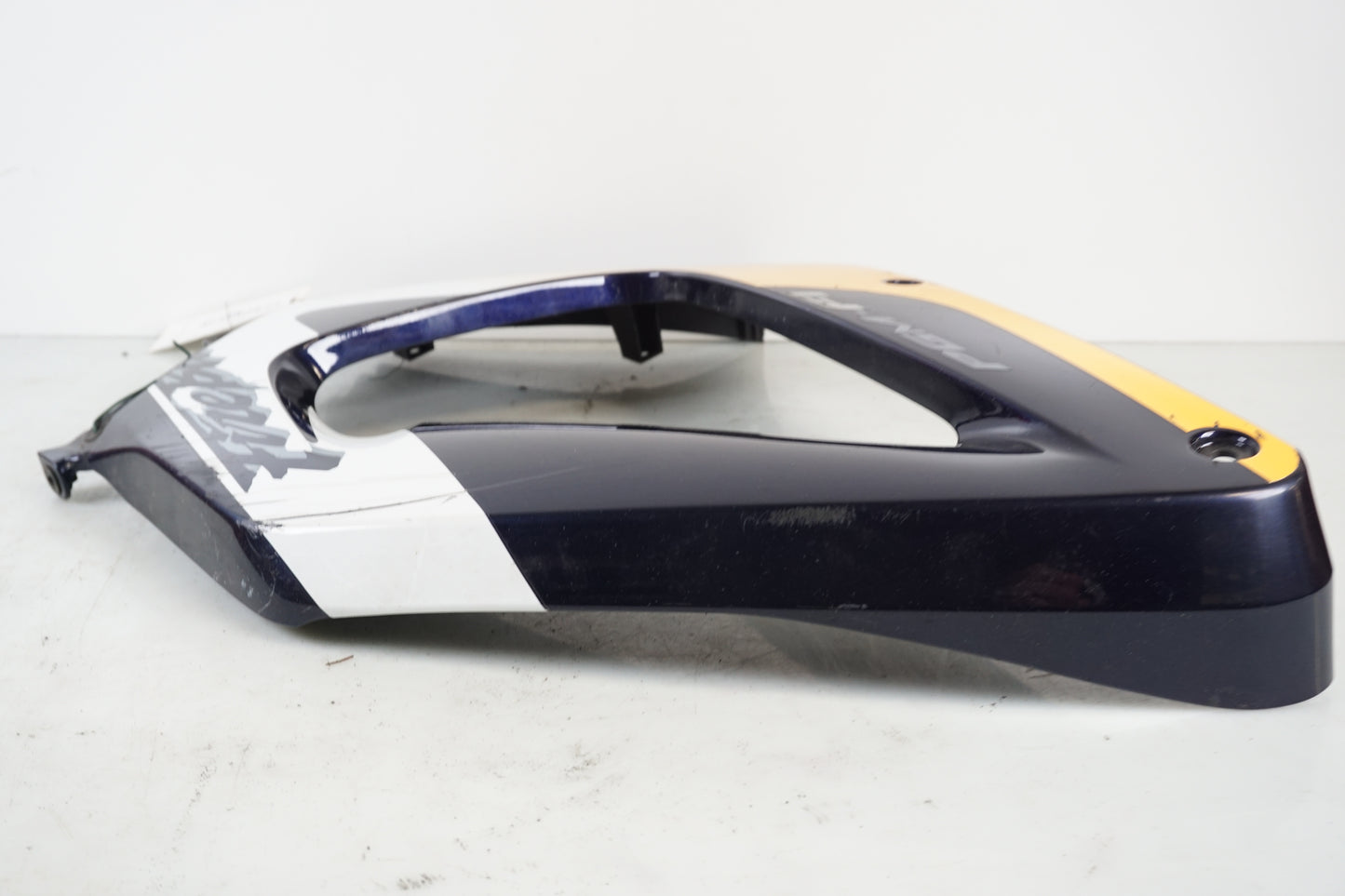 Snett nerifrån på Sidkåpa från en Honda CBR 900 RR -2000 motorcykel.