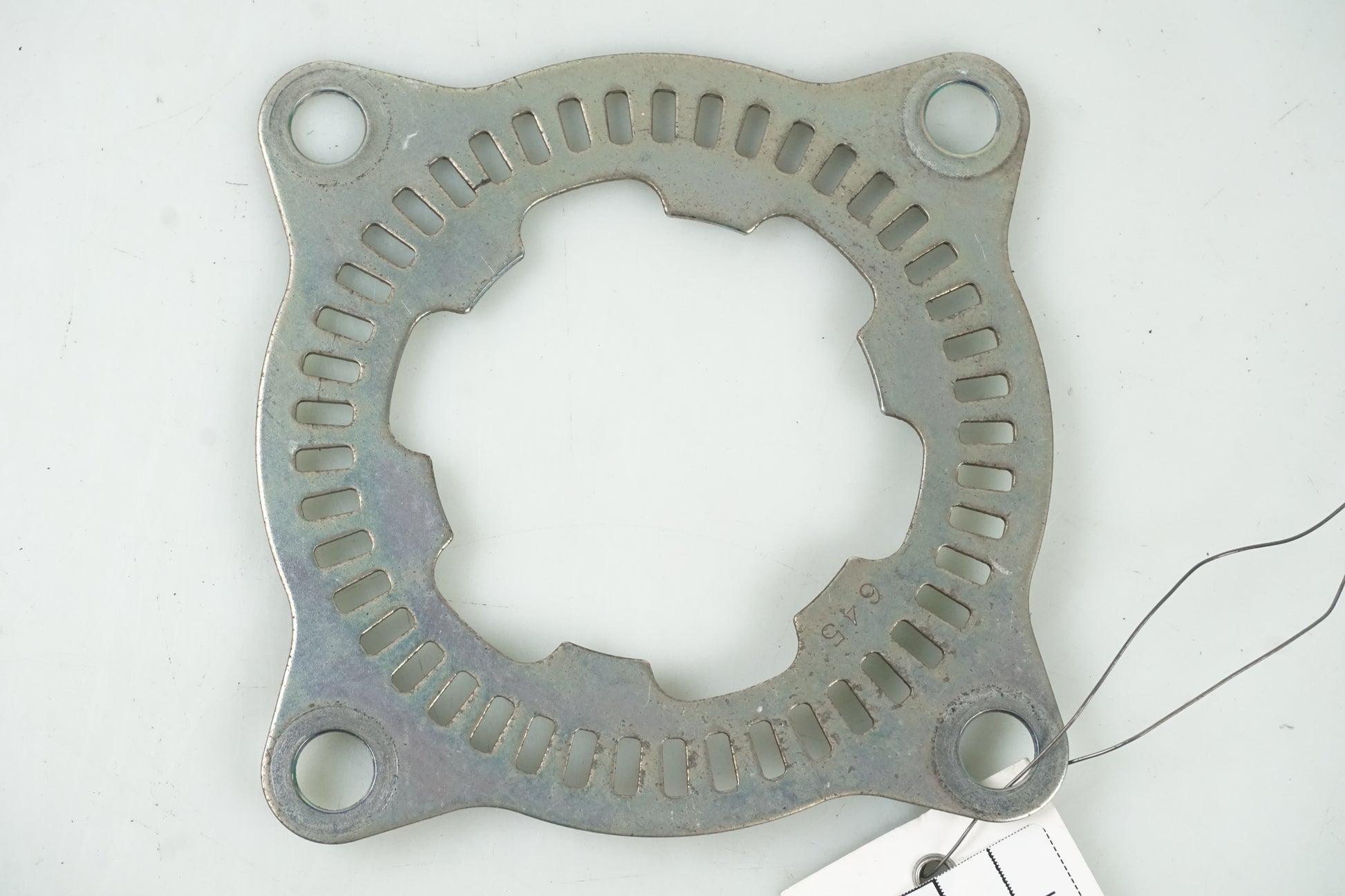 Baksidan på ABS krans från en Kawasaki Z 900 -2017 motorcykel.