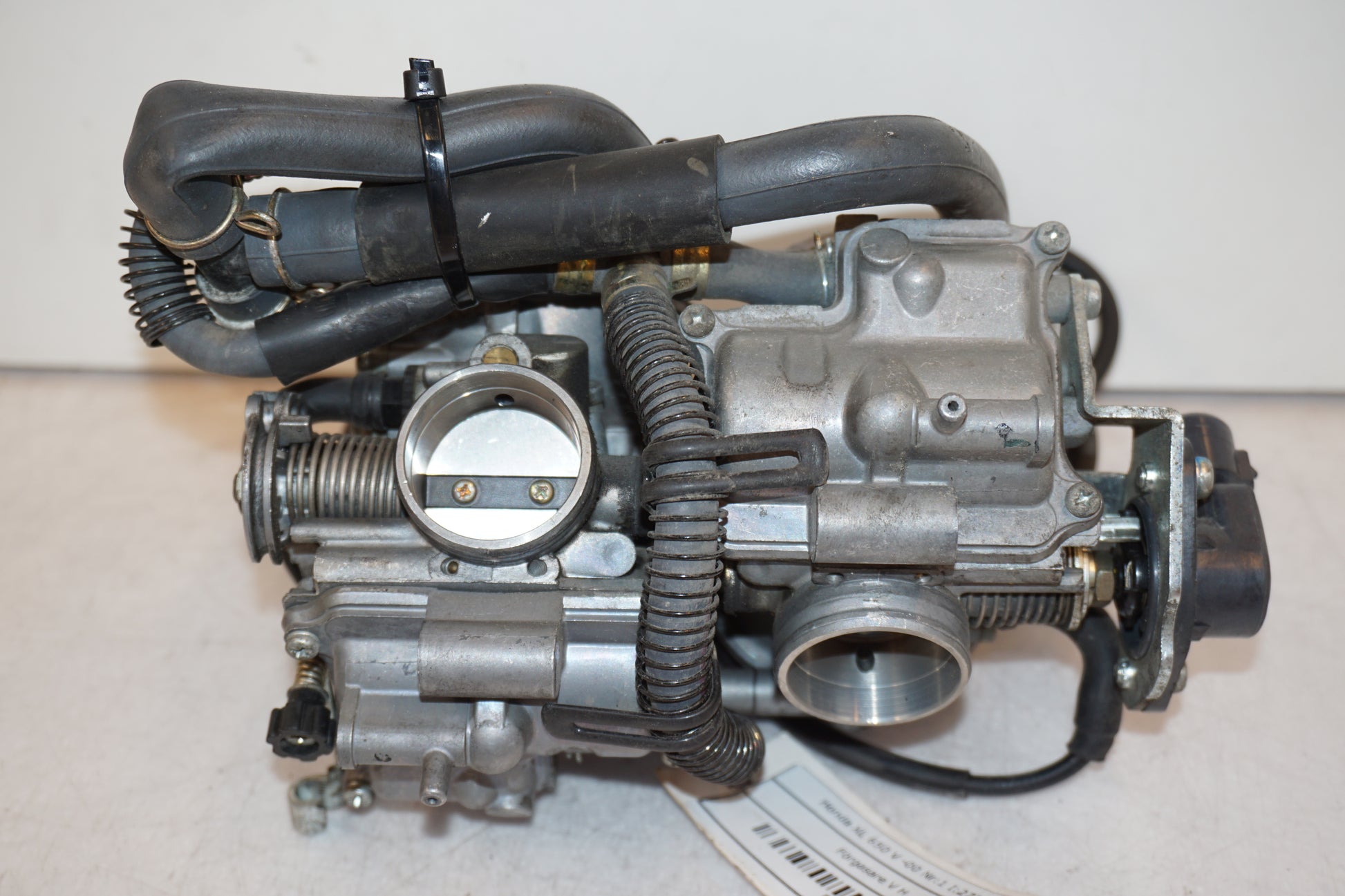 Framsidan på Förgasare från en Honda XL 650 V -2000 motorcykel.